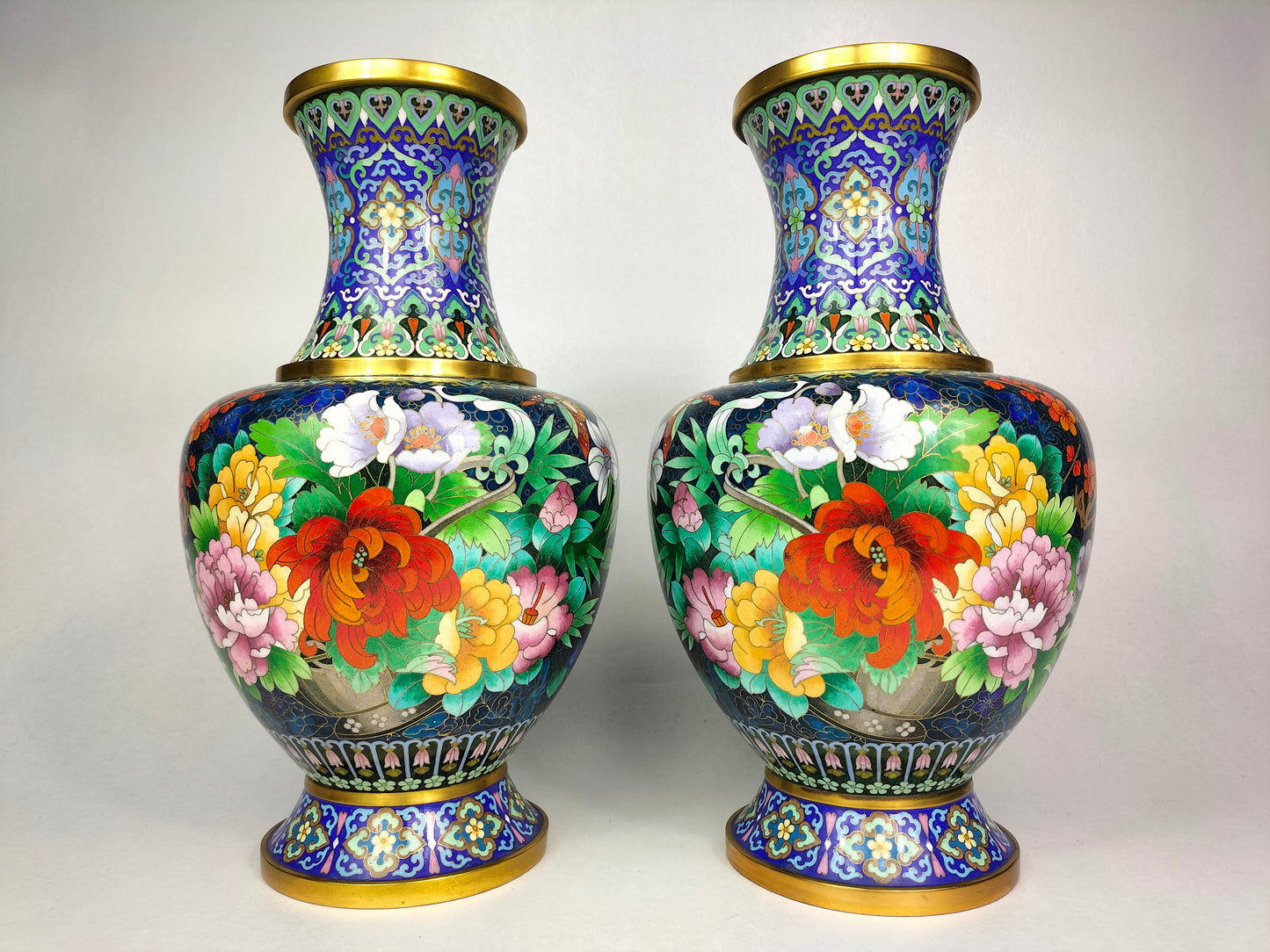 Par de vasos cloisonne chineses decorados com flores e borboletas // século XX