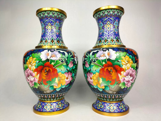 一对中国景泰蓝花瓶，装饰着花朵和蝴蝶 // 20 世纪