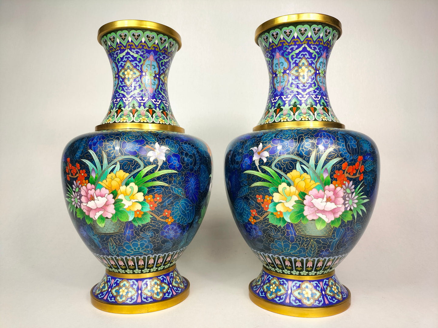 Cặp bình hoa cloisonne của Trung Quốc được trang trí bằng hoa và bướm // thế kỷ 20