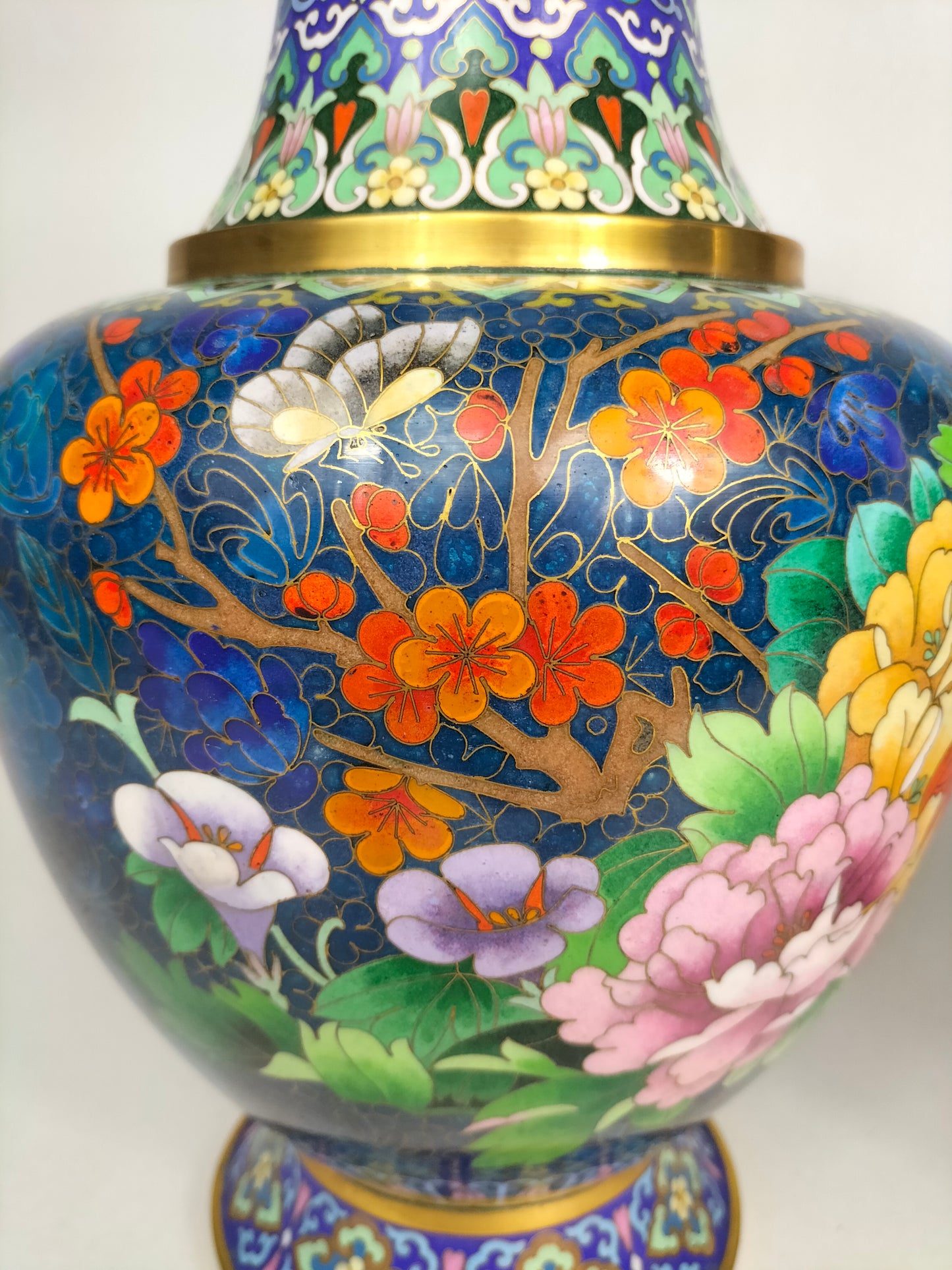 Pasangkan pasu cloisonne Cina yang dihiasi dengan bunga dan rama-rama // abad ke-20