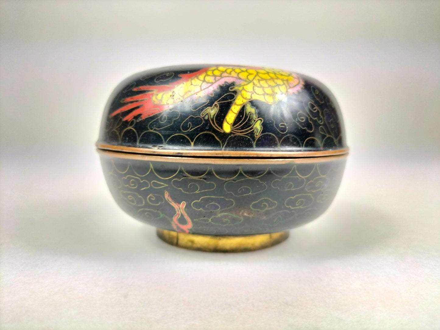 Boîte chinoise à couvercle en cloisonné à décor d'un dragon Impérial // Période République (1912-1949)