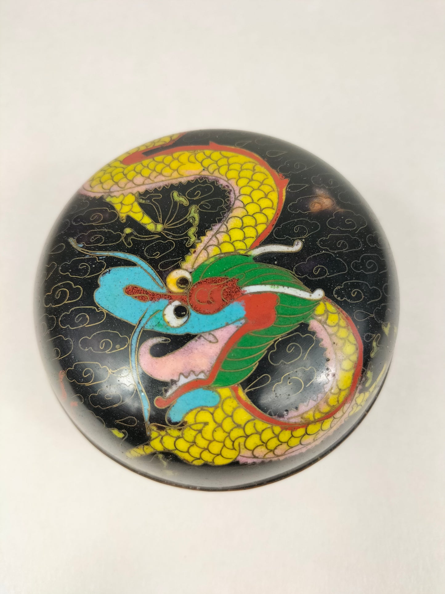 Caixa chinesa com tampa cloisonne decorada com dragão imperial // Período da República (1912-1949)