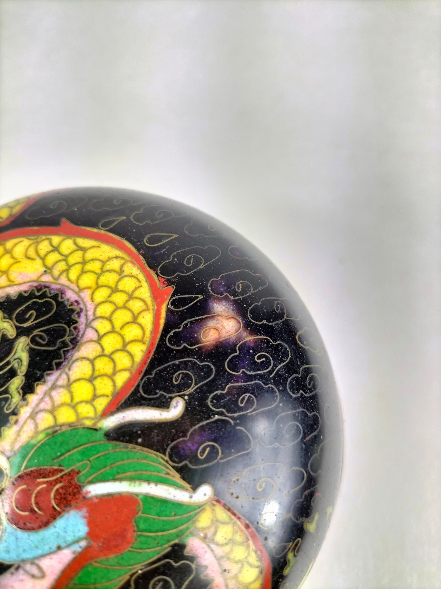 Caixa chinesa com tampa cloisonne decorada com dragão imperial // Período da República (1912-1949)