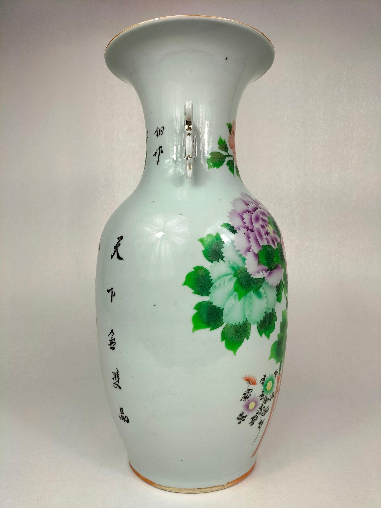 Antigo vaso chinês decorado com peônias // Período da República (1912-1949)