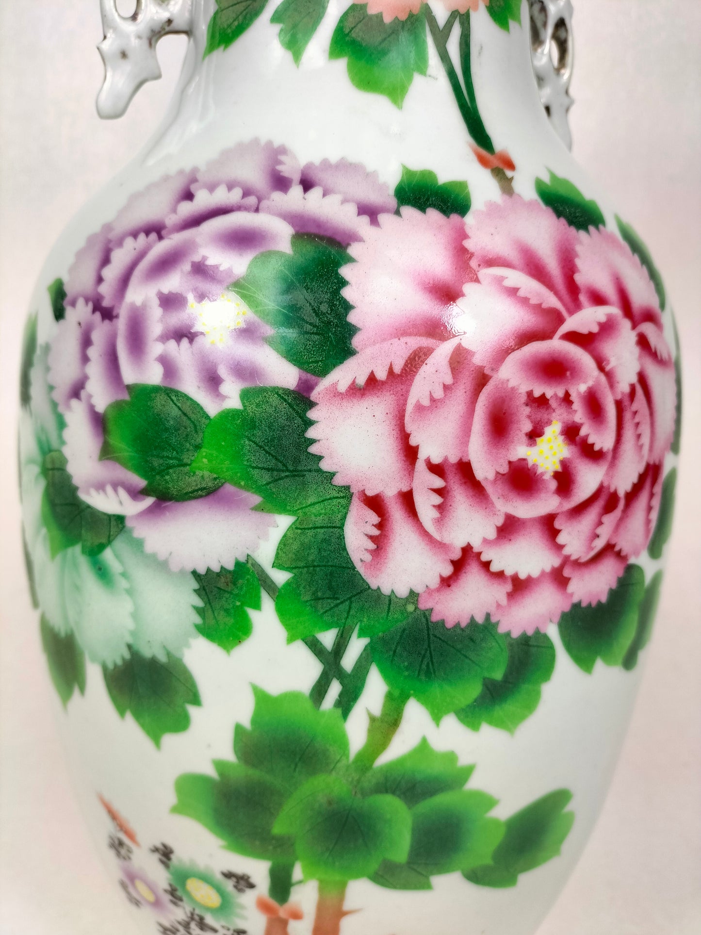 Antigo vaso chinês decorado com peônias // Período da República (1912-1949)