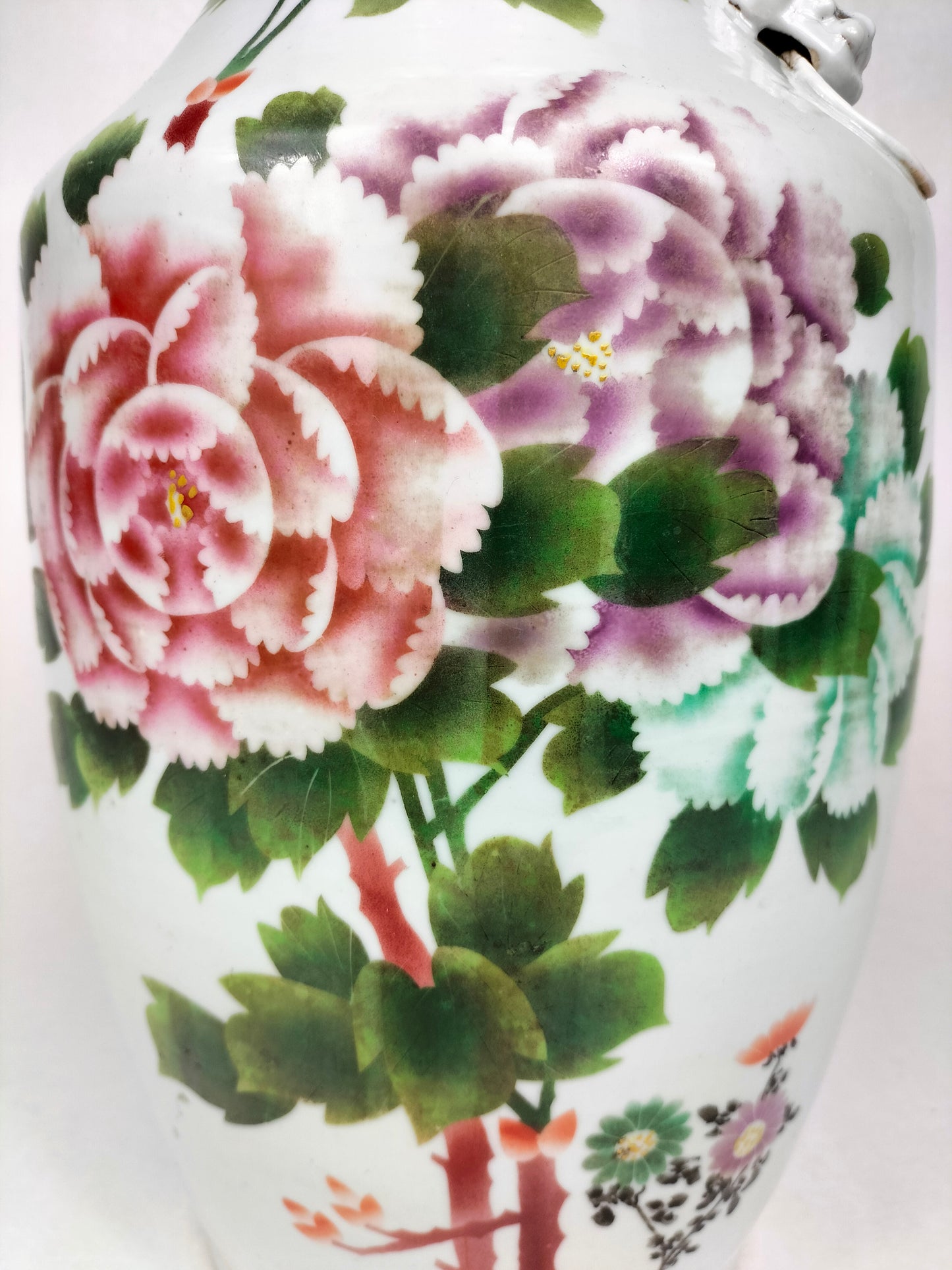 Antique Chinese vase decorated with peonies // Republic Period (1912-1949)