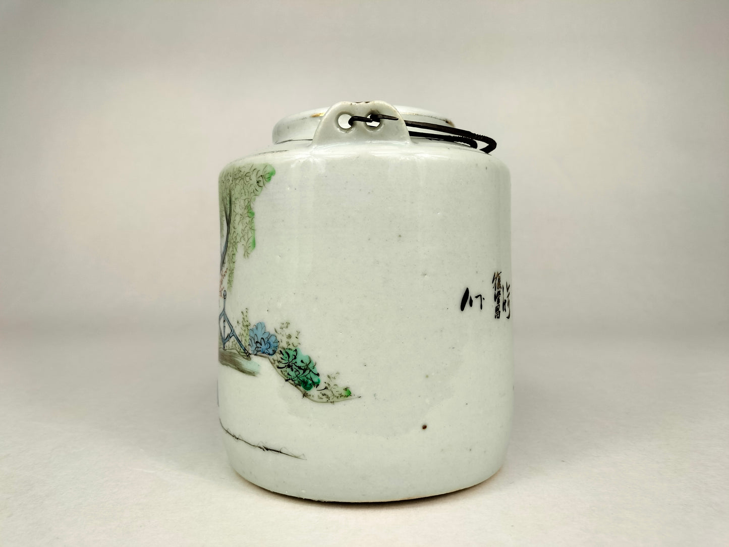 中国古董茶壶装饰有人物//民国时期（1912-1949）