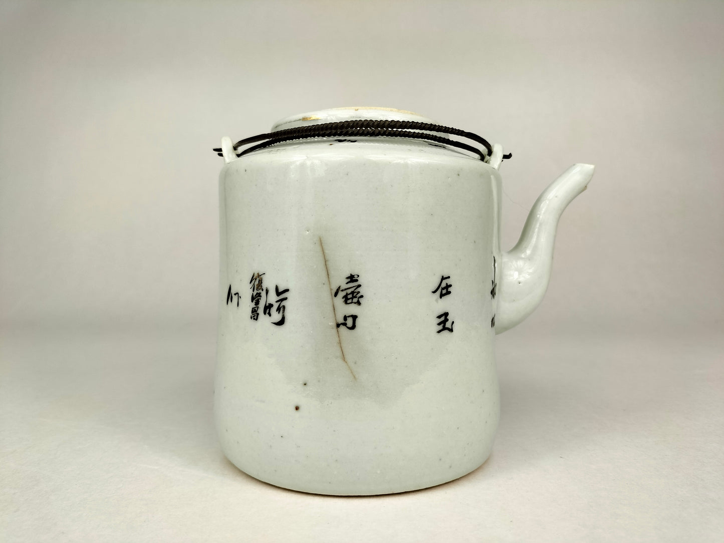 Antique Chinese teapot decorated with figures // Republic Period (1912-1949)