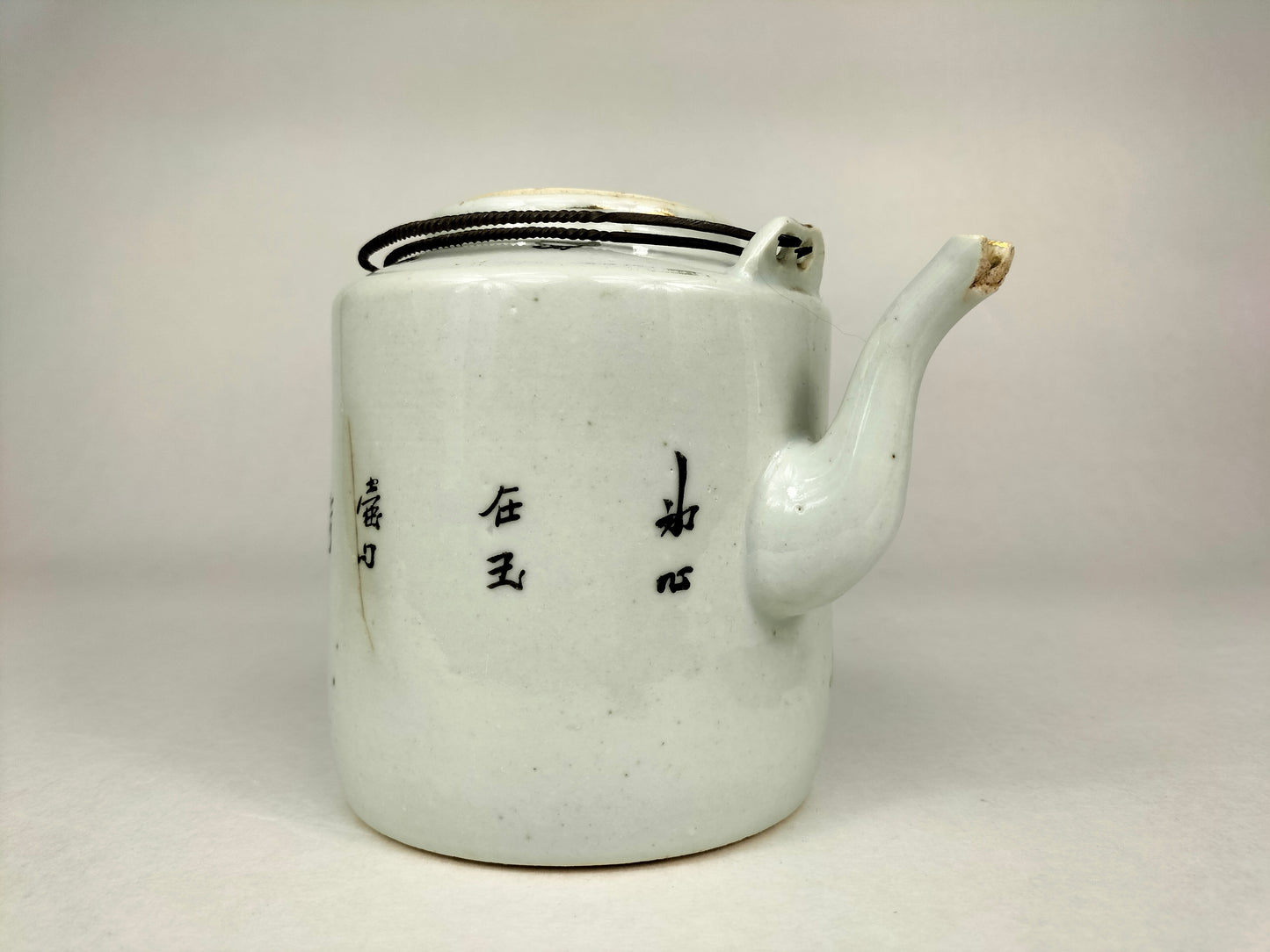 إبريق شاي صيني عتيق مزين بأشكال // فترة الجمهورية (1912-1949)