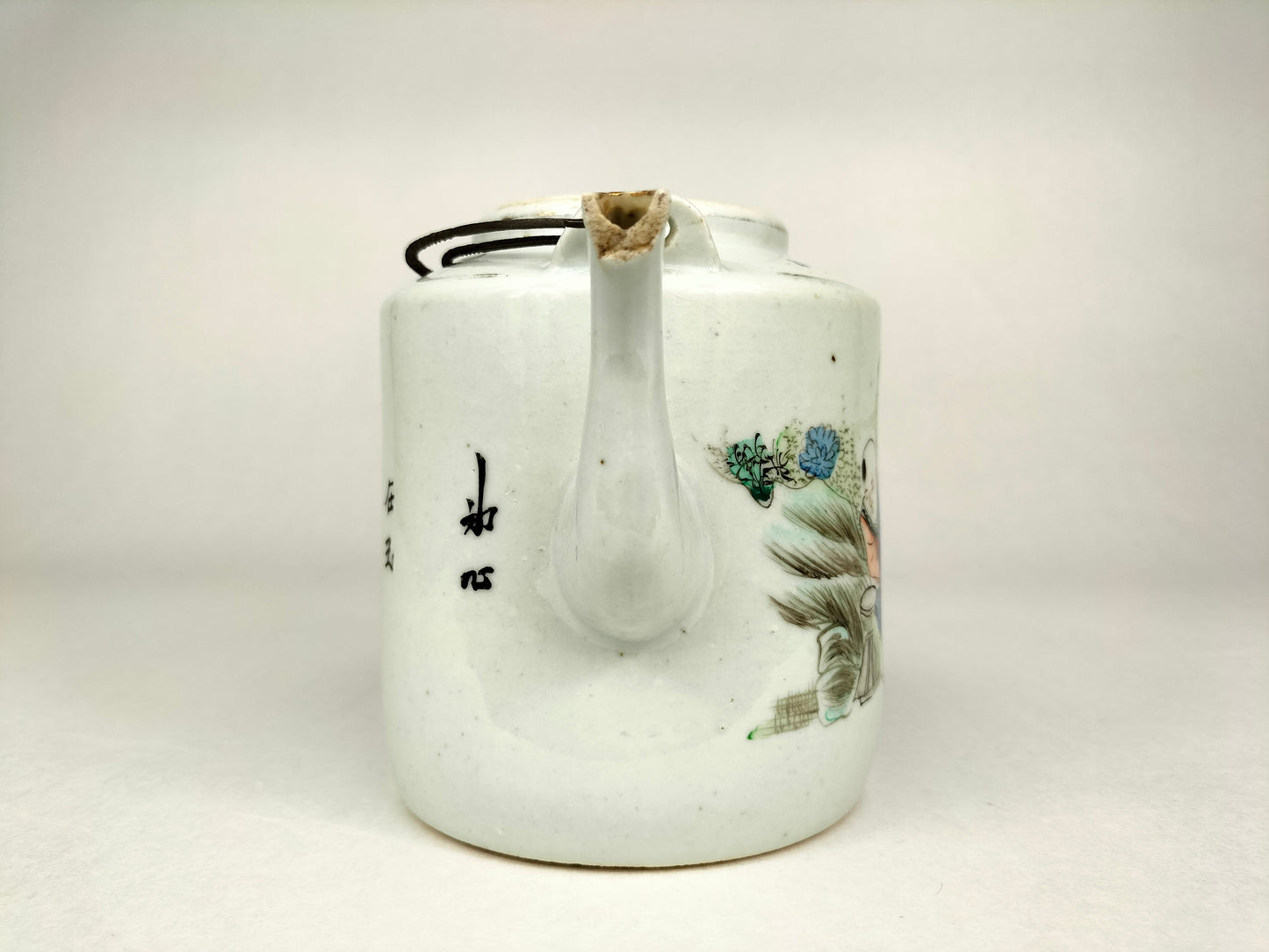中国古董茶壶装饰有人物//民国时期（1912-1949）