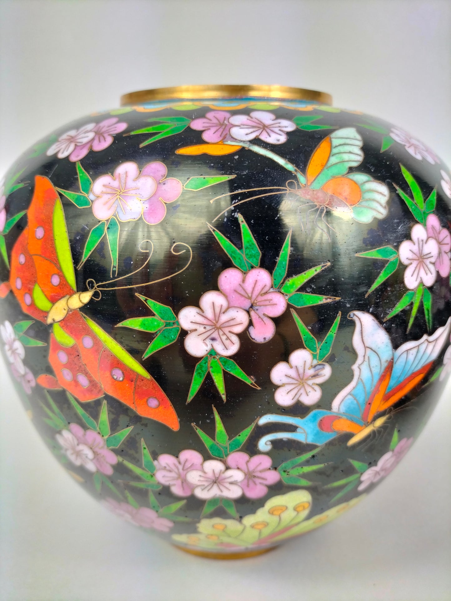 Par de pote chinês de gengibre cloisonne decorado com borboletas // século XX
