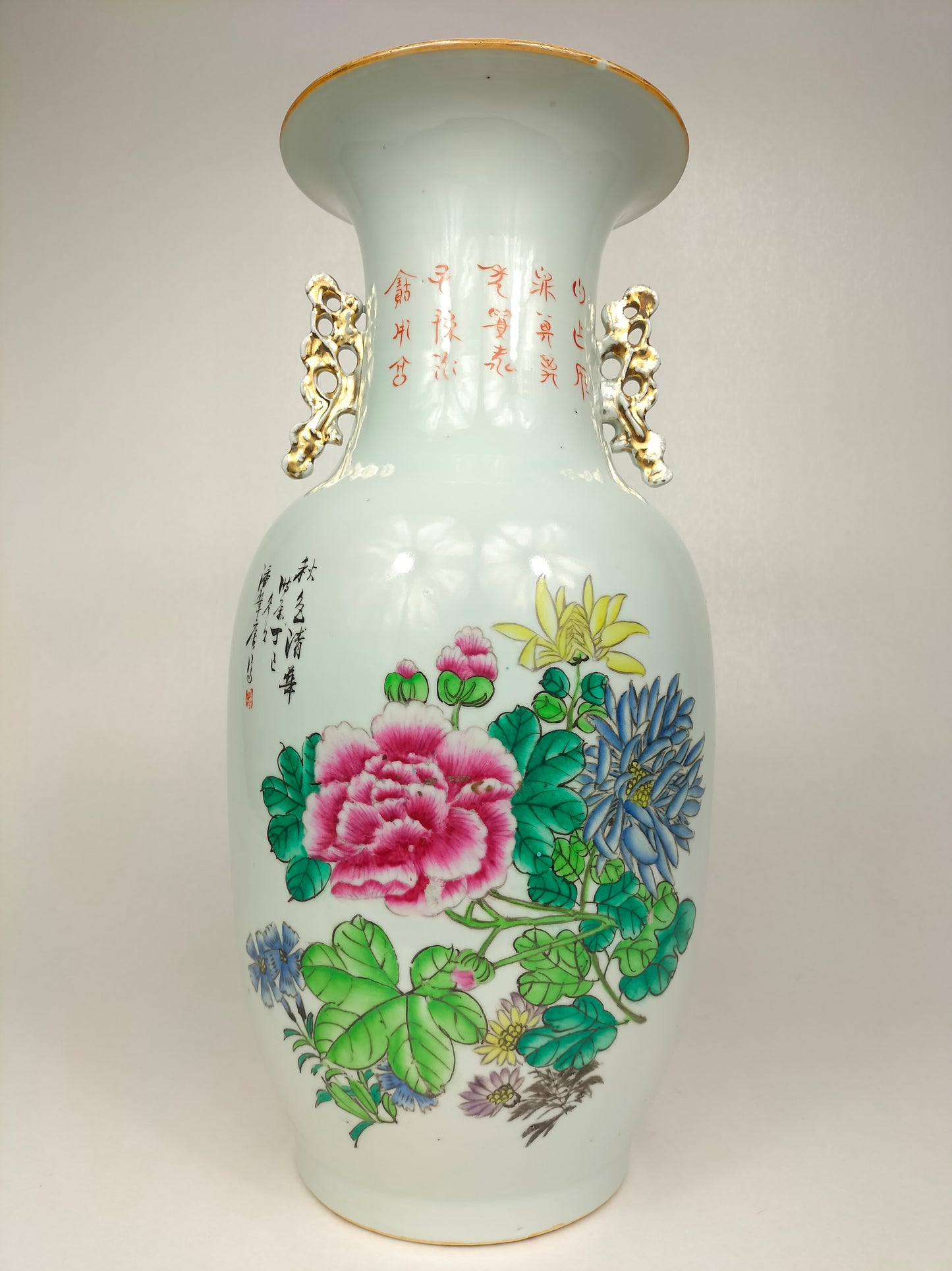 Antique Chinese vase decorated with sages and flowers // Artist signed - Republic Period (1912-1949)