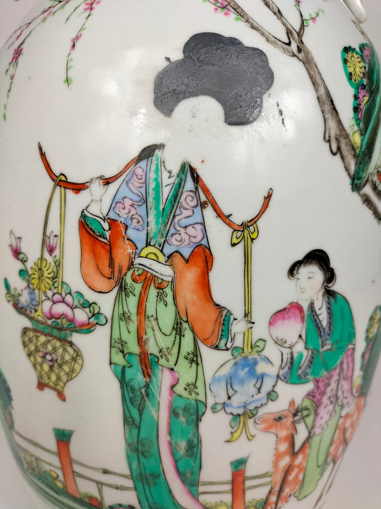 Vase chinois ancien à décor d'une dame et d'un cerf// Période République (1912-1949)