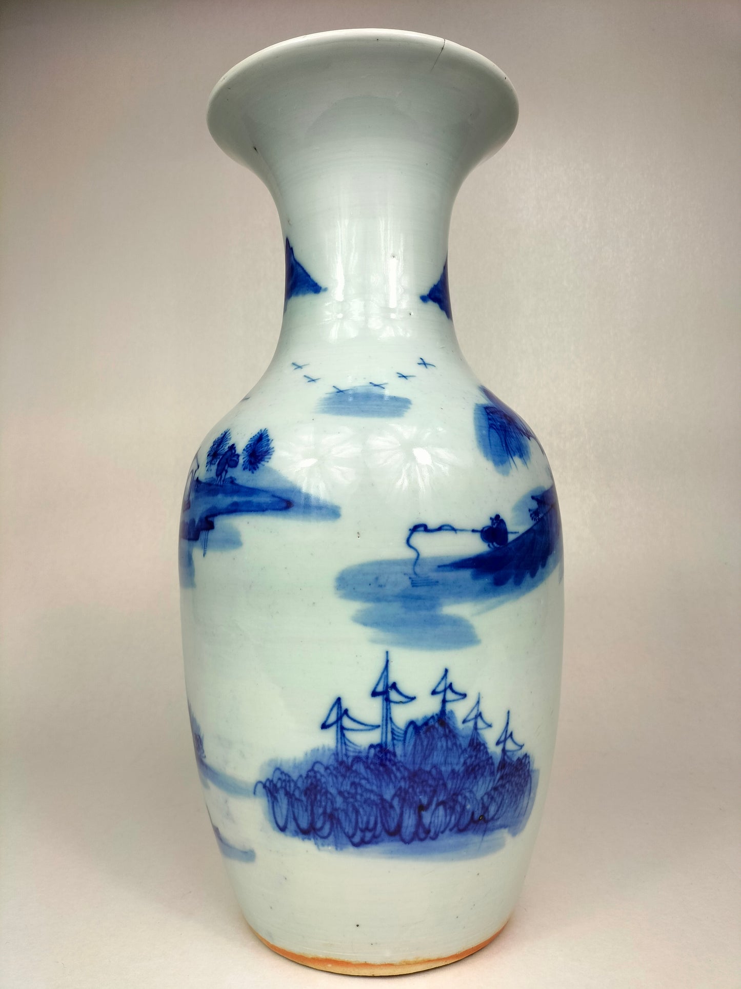 مزهرية صينية أثرية مزينة بمنظر طبيعي // أزرق وأبيض – أسرة تشينغ – القرن التاسع عشر