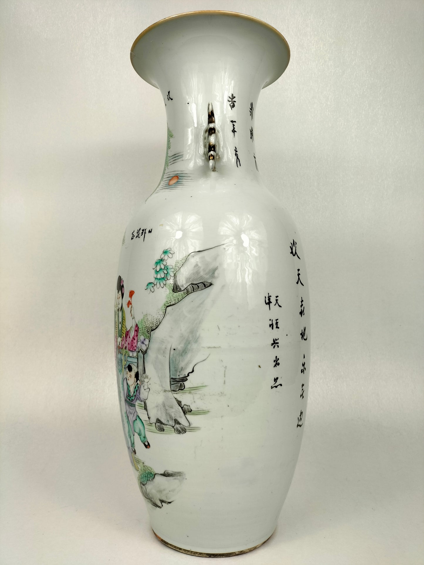Grande vaso chinês qianjiang cai antigo decorado com cena de jardim // Período da República (1912-1949)