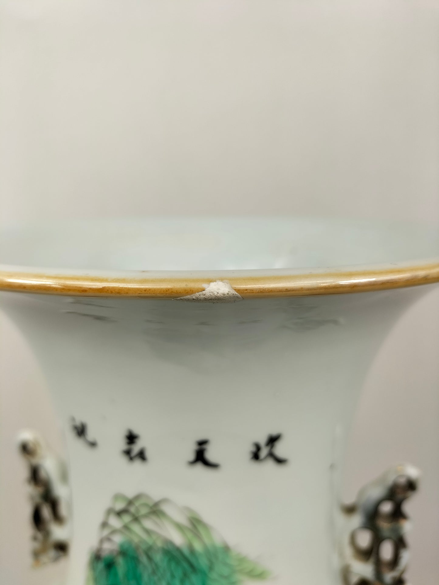 Grande vaso chinês qianjiang cai antigo decorado com cena de jardim // Período da República (1912-1949)