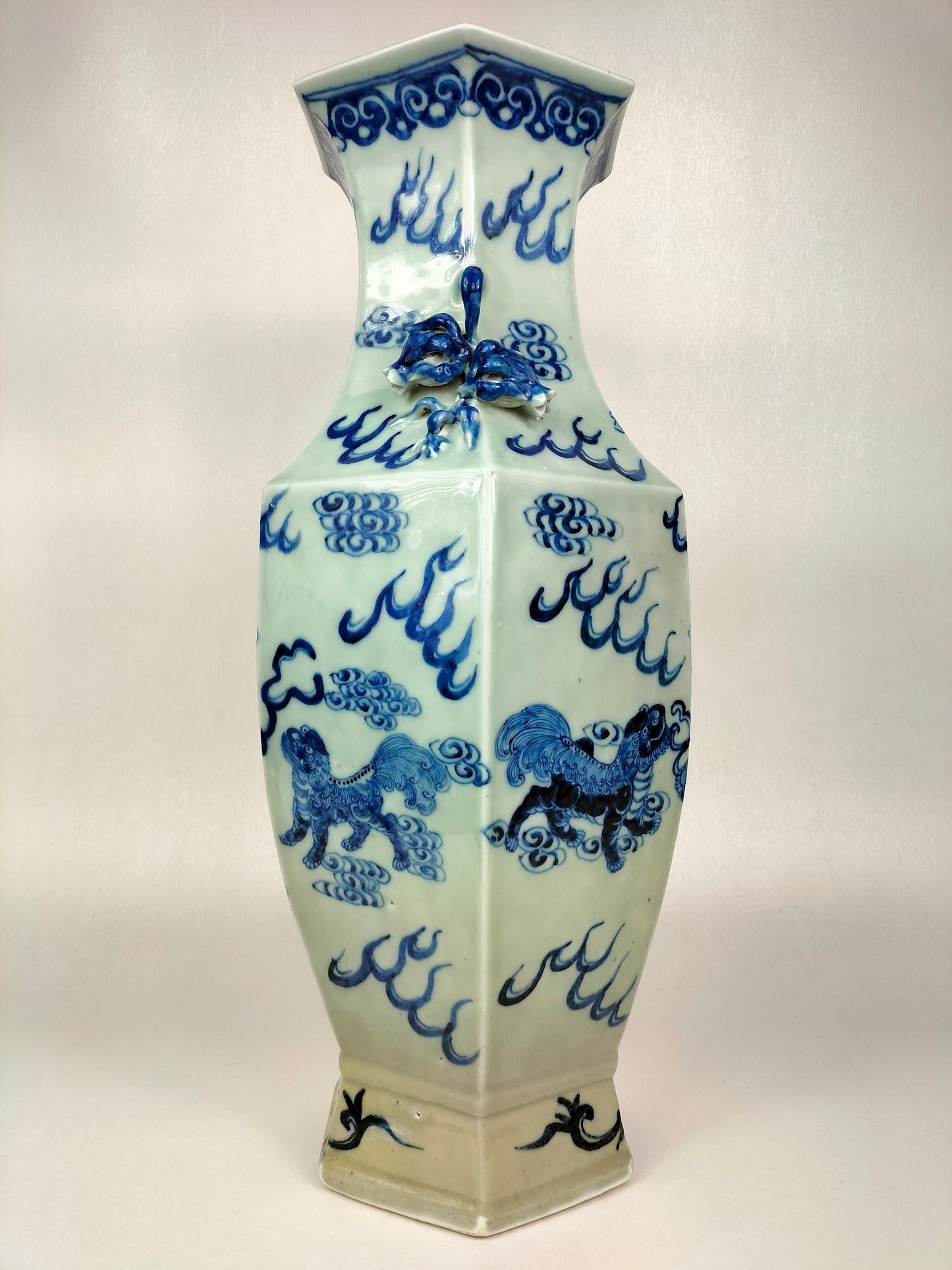 Grande vaso hexagonal chinês celadon foo dog // Dinastia Qing - meados do século XIX