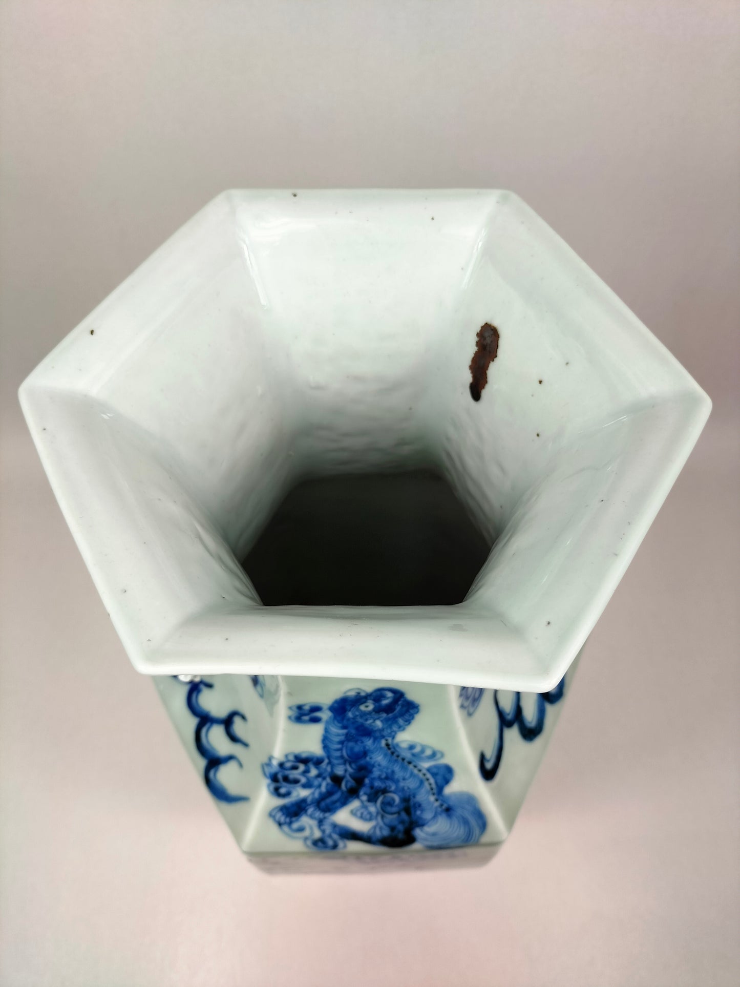 Grand vase antique chinois hexagonal en céladon foo dog // Dynastie Qing - Milieu du 19ème siècle