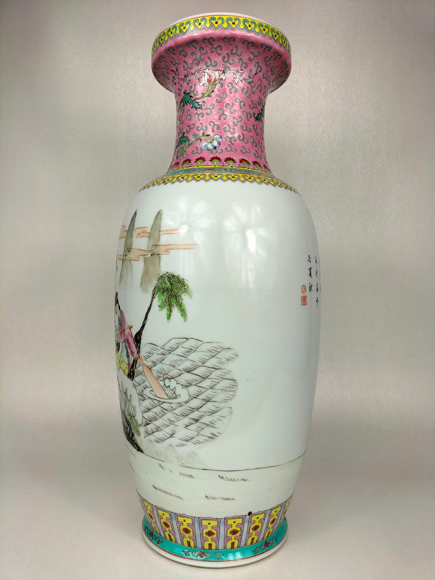Grand vase chinois famille rose à décor de 8 immortels // Marque Qianlong - XXème siècle
