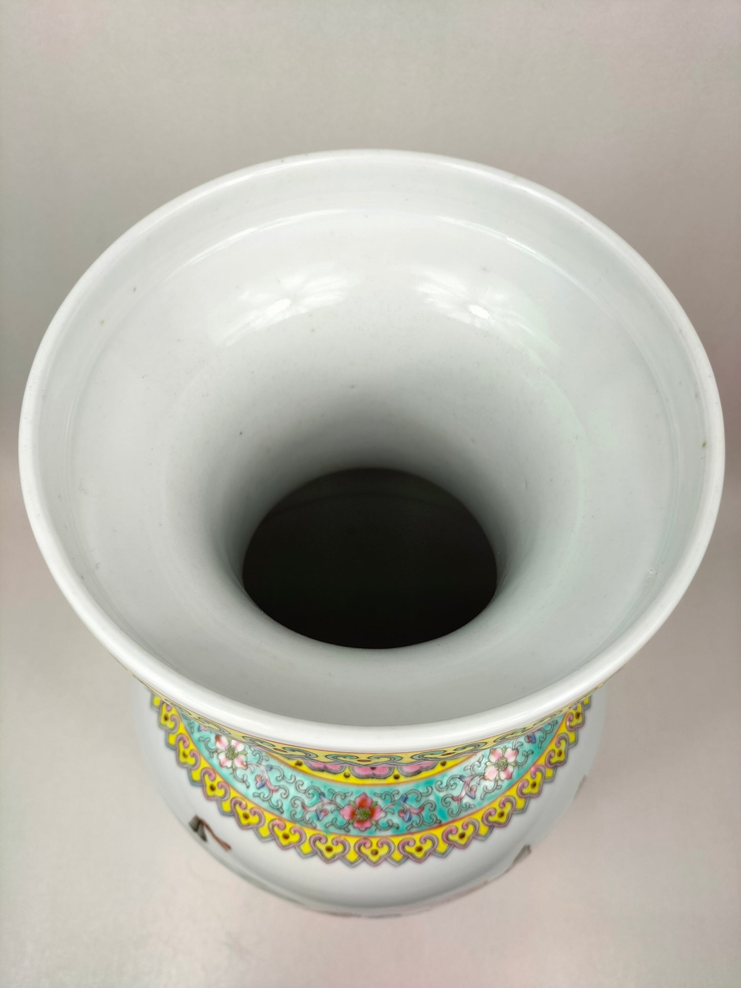 Grand vase chinois famille rose à décor de 8 immortels // Marque Qianlong - XXème siècle