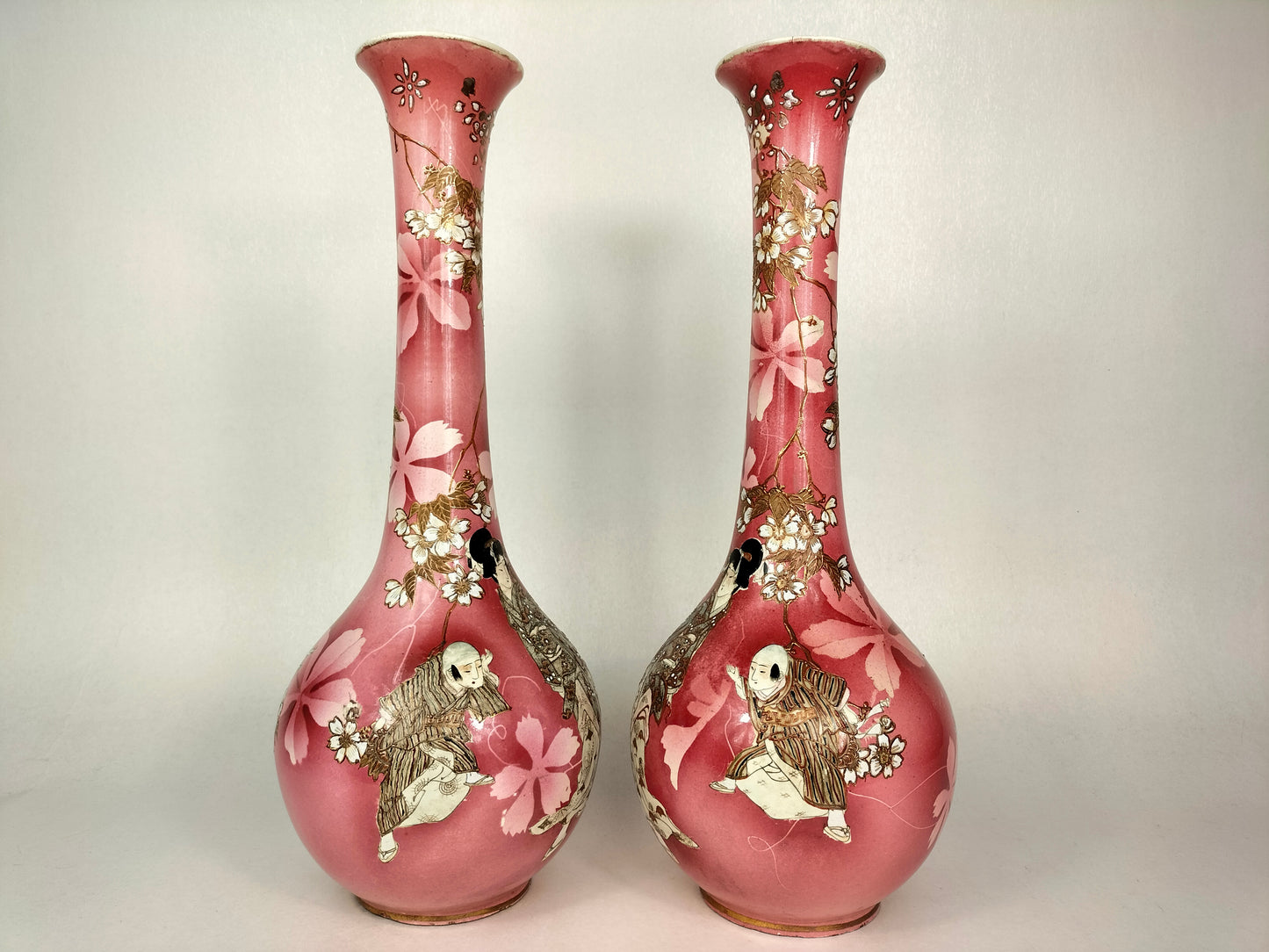 一对大型古董日本萨摩花瓶，饰有人物 // 20 世纪初 - 明治时期