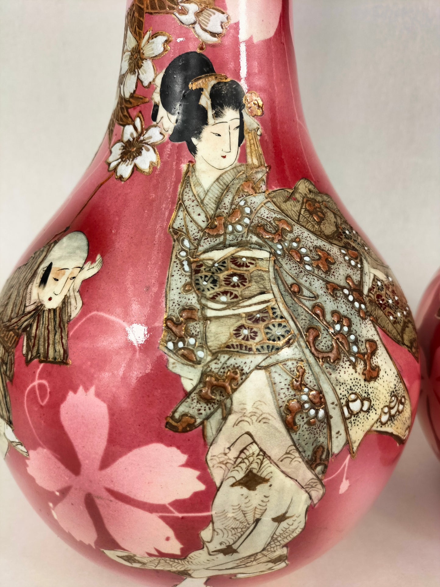 Par de grandes vasos satsuma japoneses antigos decorados com figuras // Início do século XX - período Meiji