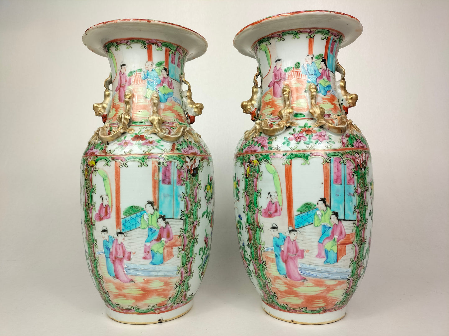 Paire de vases chinois antiques à médaillons de roses de canton // Dynastie Qing - 19ème siècle