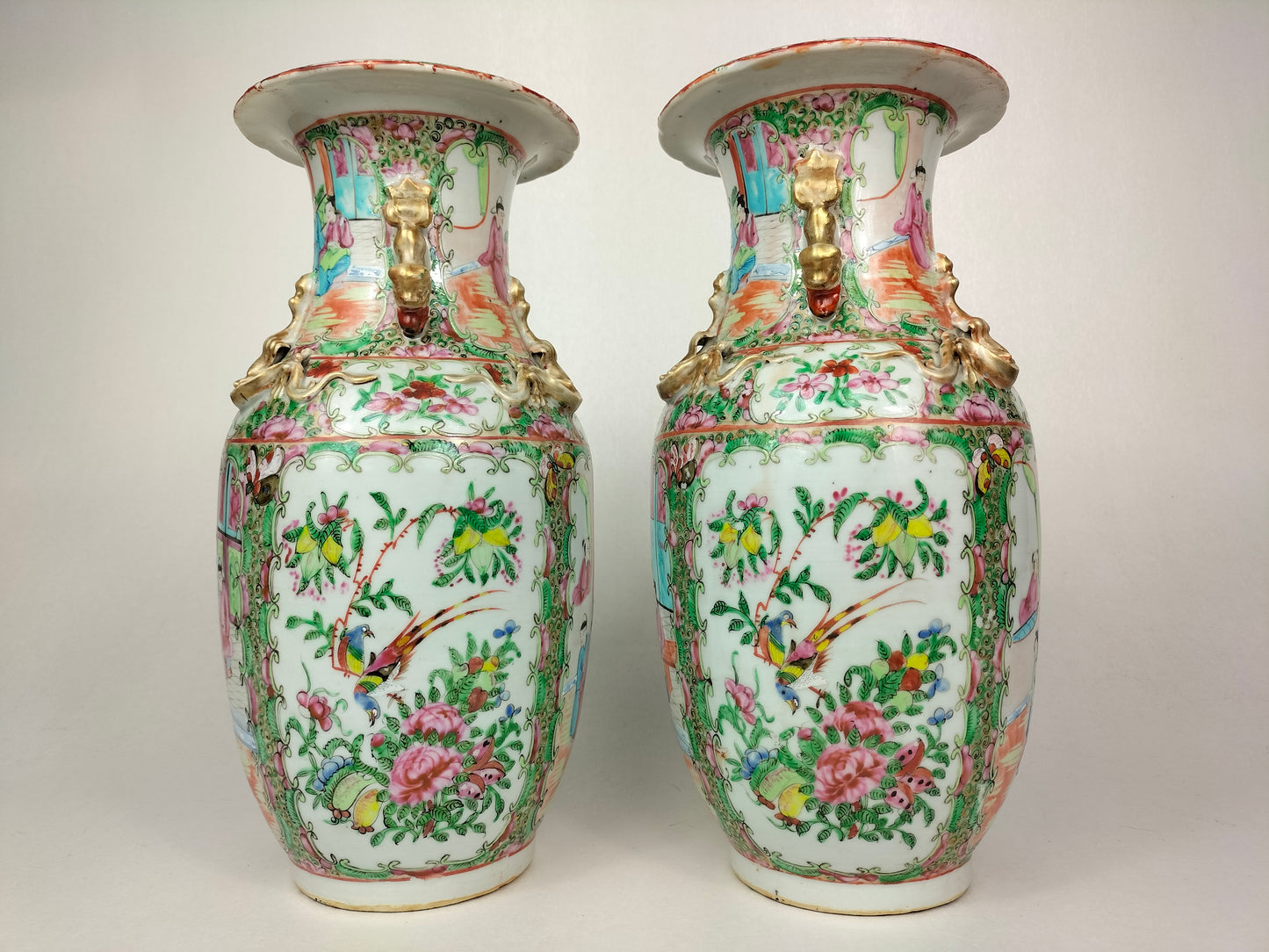 Par de vasos antigos com medalhão de rosa de cantão chinês // Dinastia Qing - século XIX