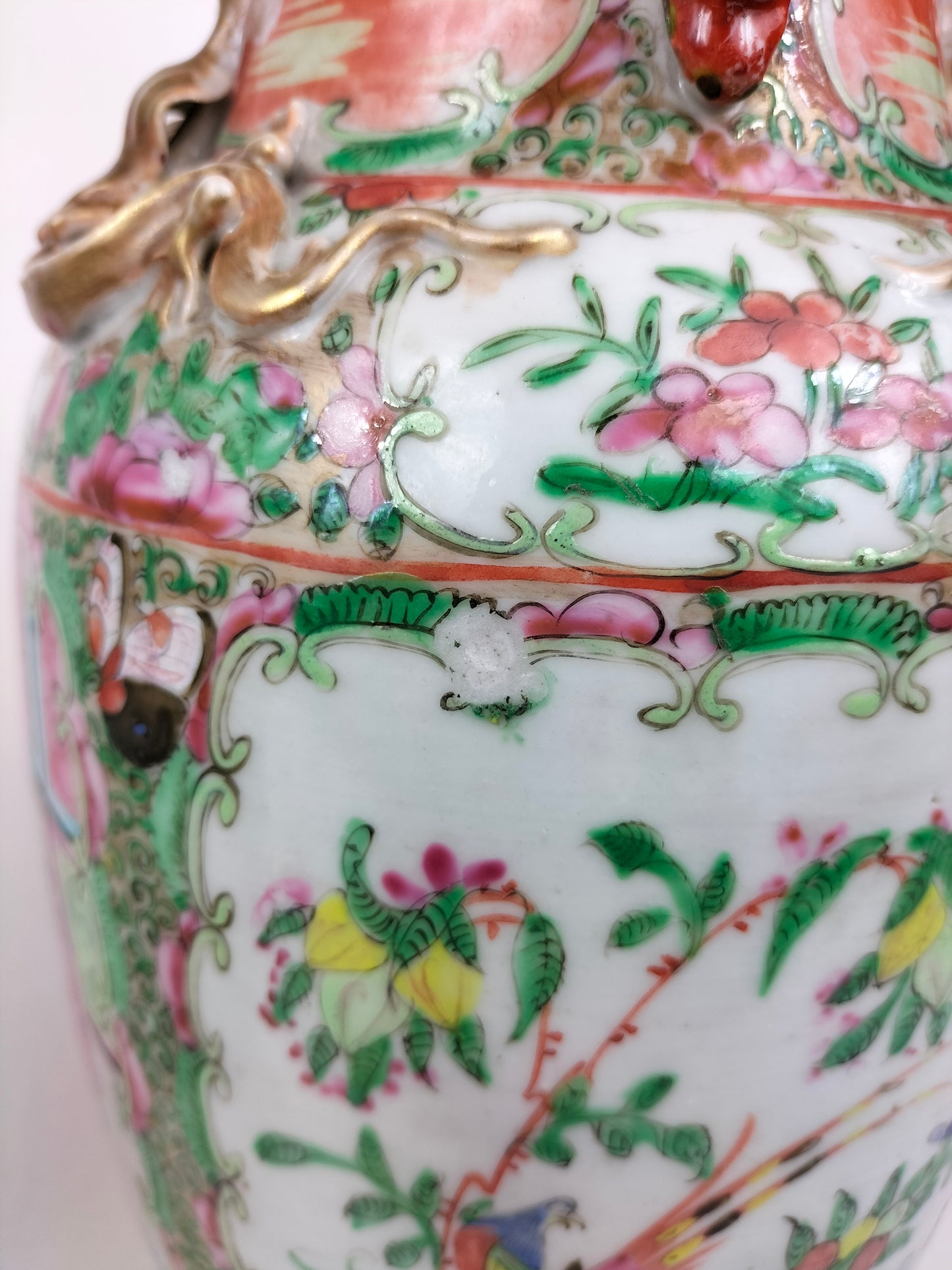 一对古董中国广州玫瑰徽章花瓶 // 清朝 - 19 世纪