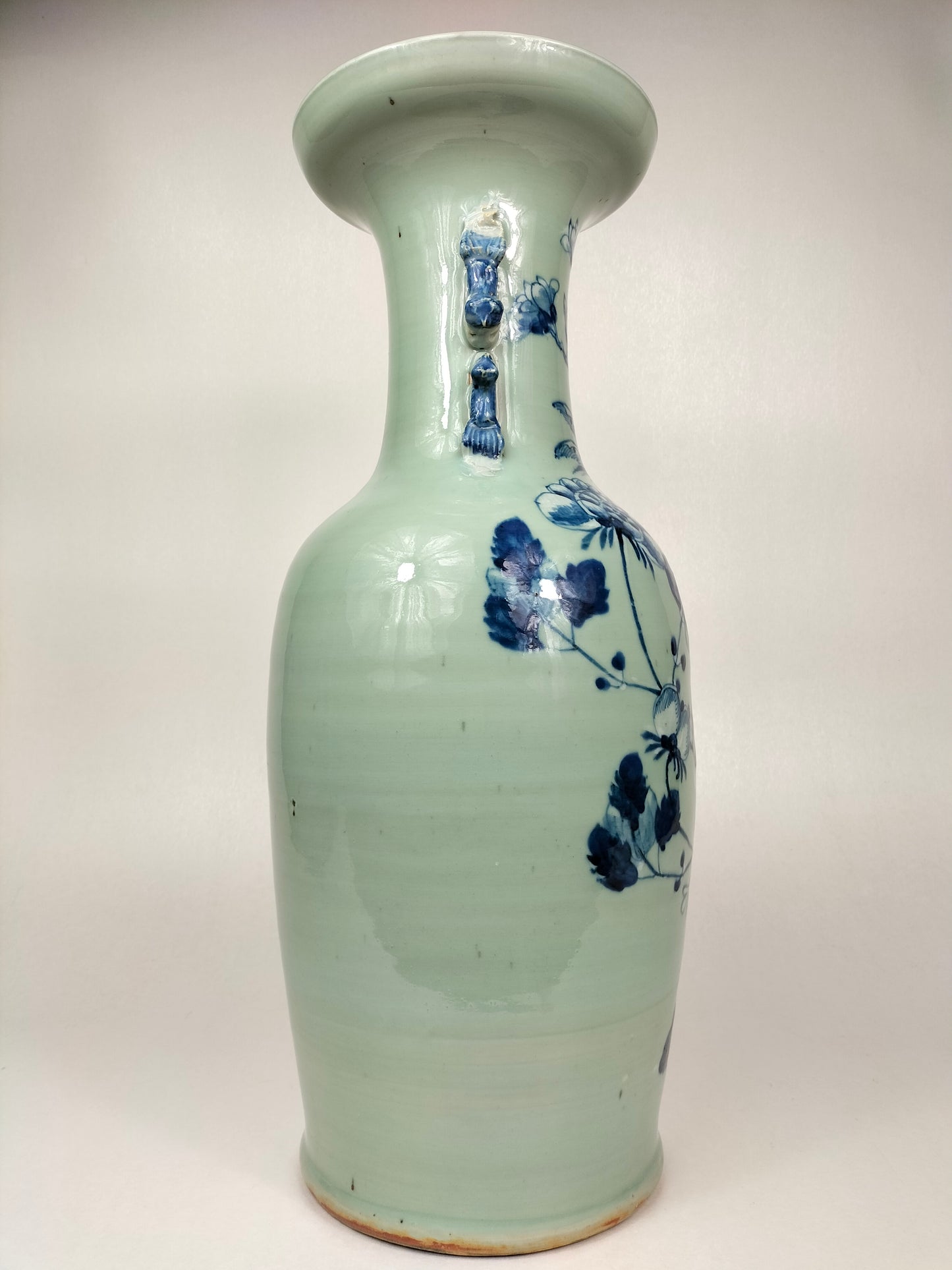 Grande vaso antigo de celadon chinês decorado com pássaros e flores // Dinastia Qing - século XIX
