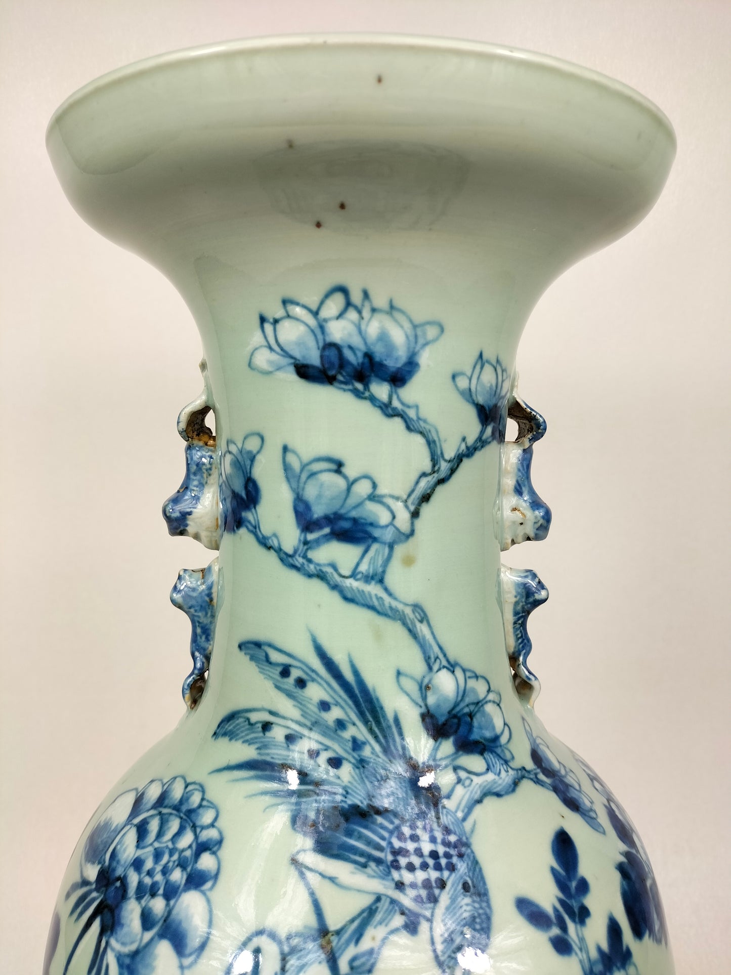 Grand vase antique chinois en céladon à décor d'oiseaux et de fleurs // Dynastie Qing - 19ème siècle