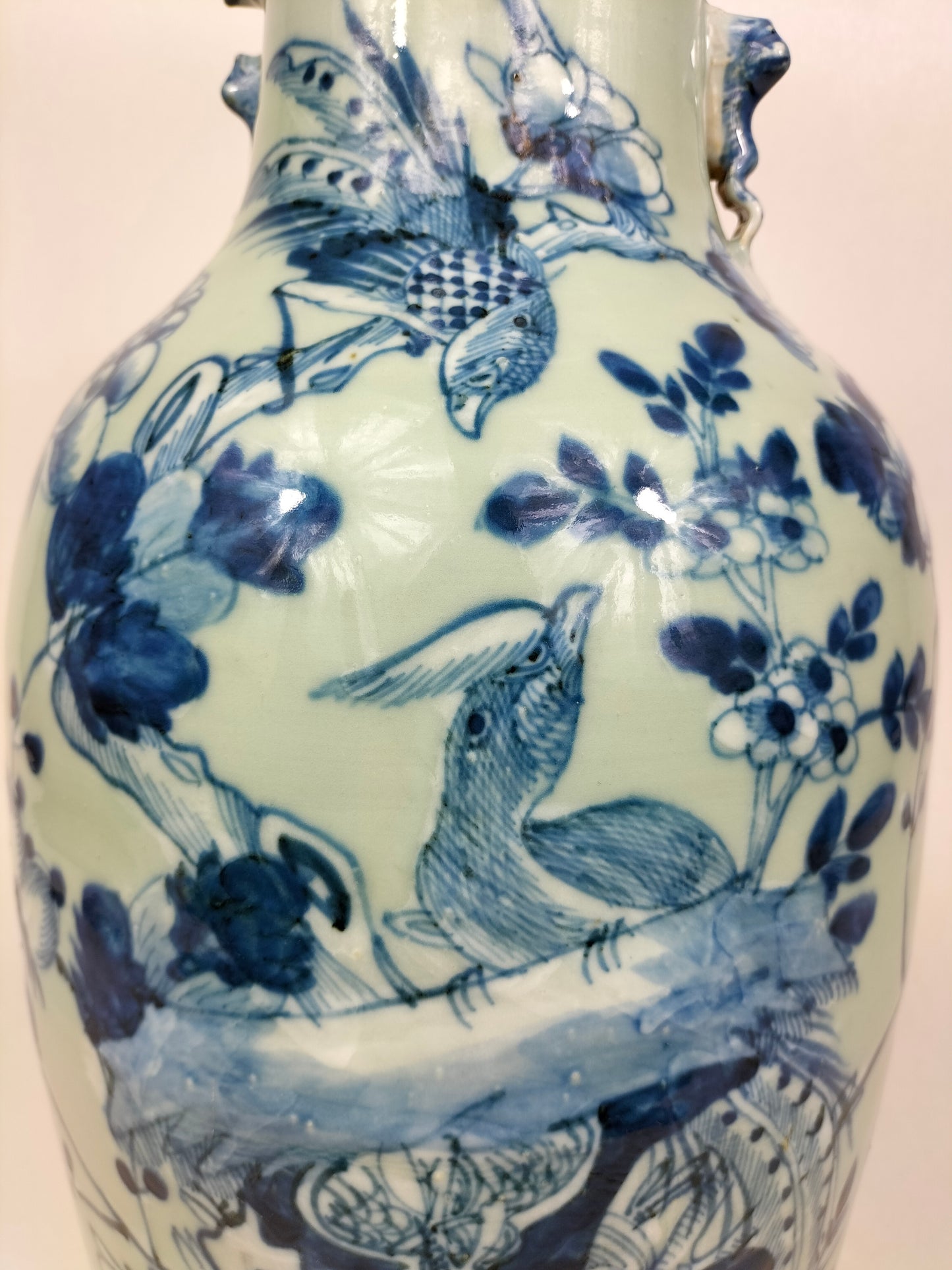 Grande vaso antigo de celadon chinês decorado com pássaros e flores // Dinastia Qing - século XIX