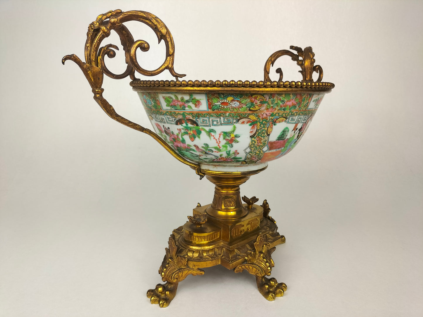 Bol antique chinois à médaillon de rose de canton incrusté dans un cadre doré // Dynastie Qing - 19ème siècle