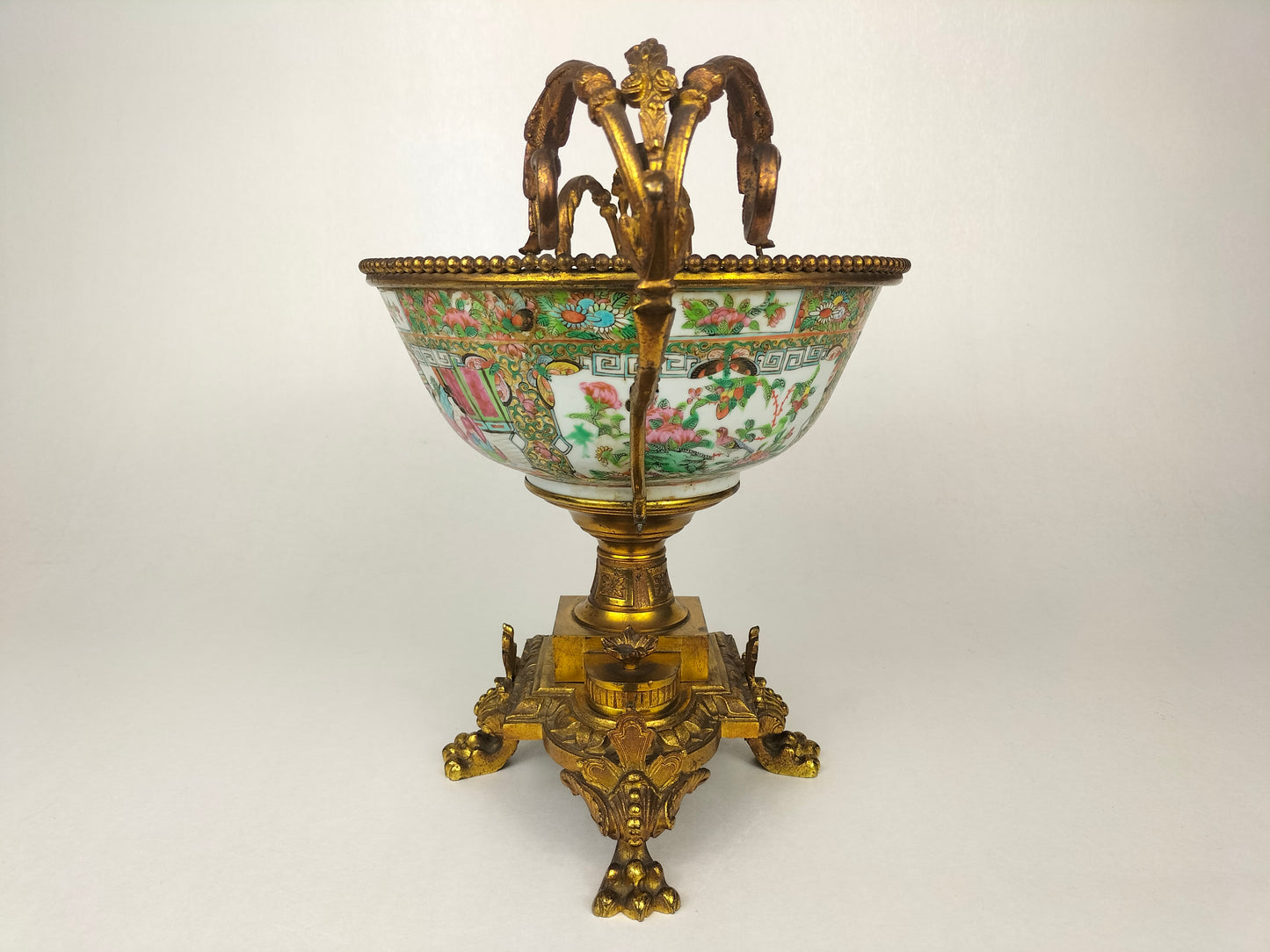 古董中国广州玫瑰花章碗，镶嵌在镀金框架中//清朝 - 19 世纪