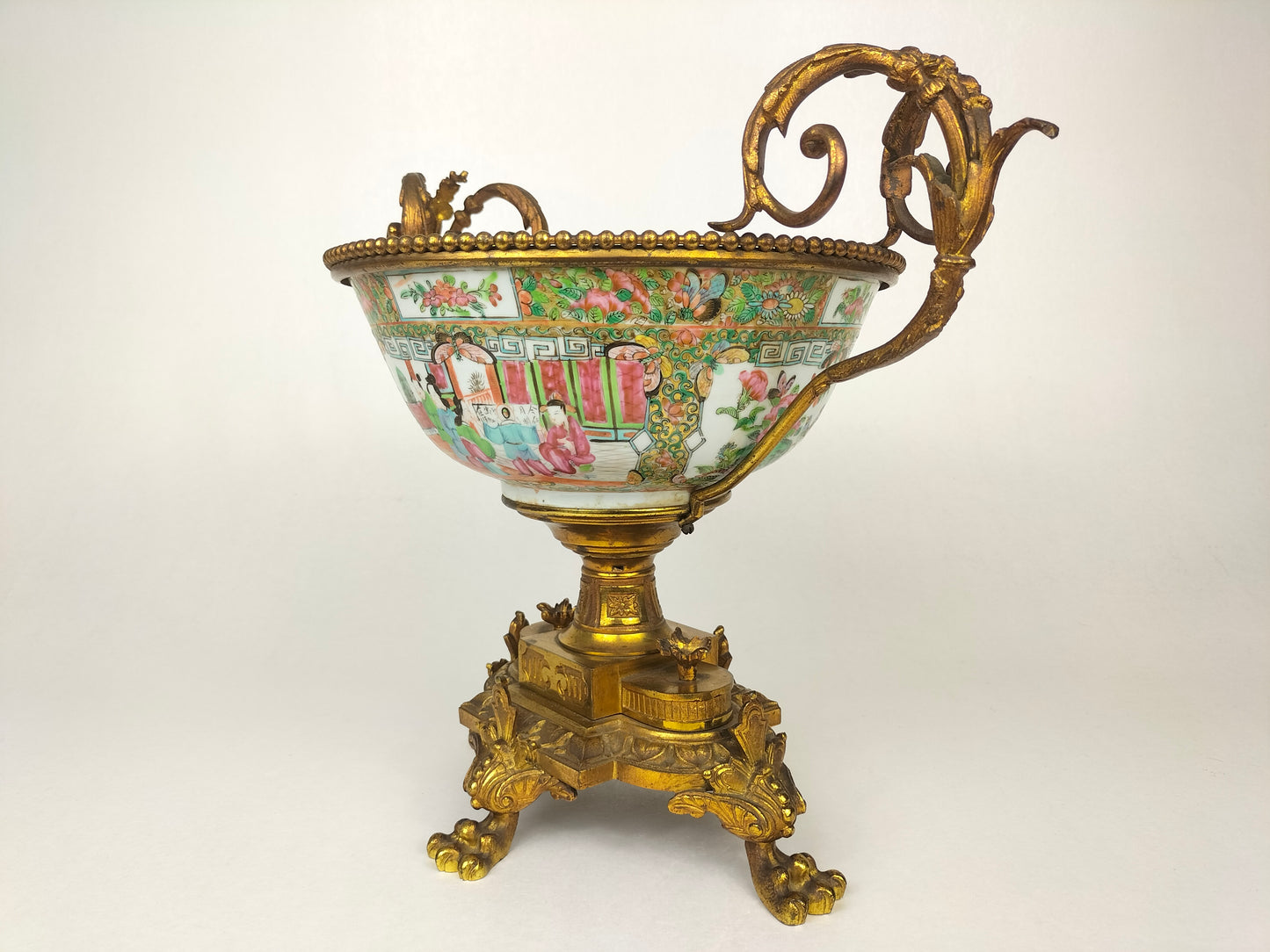 古董中国广州玫瑰花章碗，镶嵌在镀金框架中//清朝 - 19 世纪