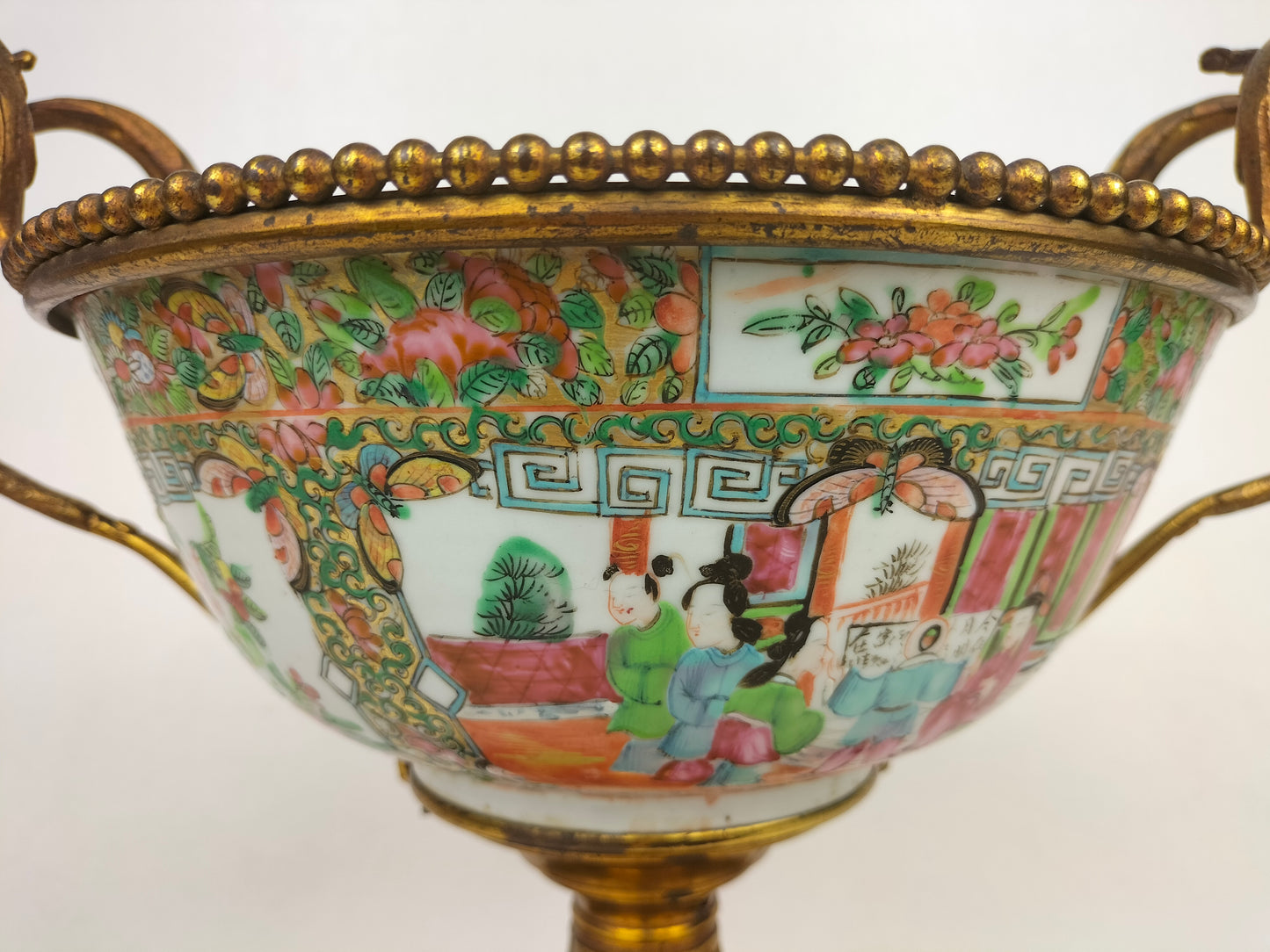 Antique Chinese canton rose medallion bowl inlaid in a gilded frame // Qing Dynasty - 19th century