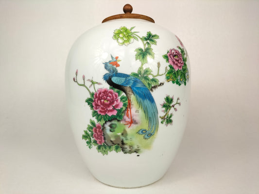 Antigo pote de gengibre chinês decorado com flores e pássaros // Período da República (1912-1949)