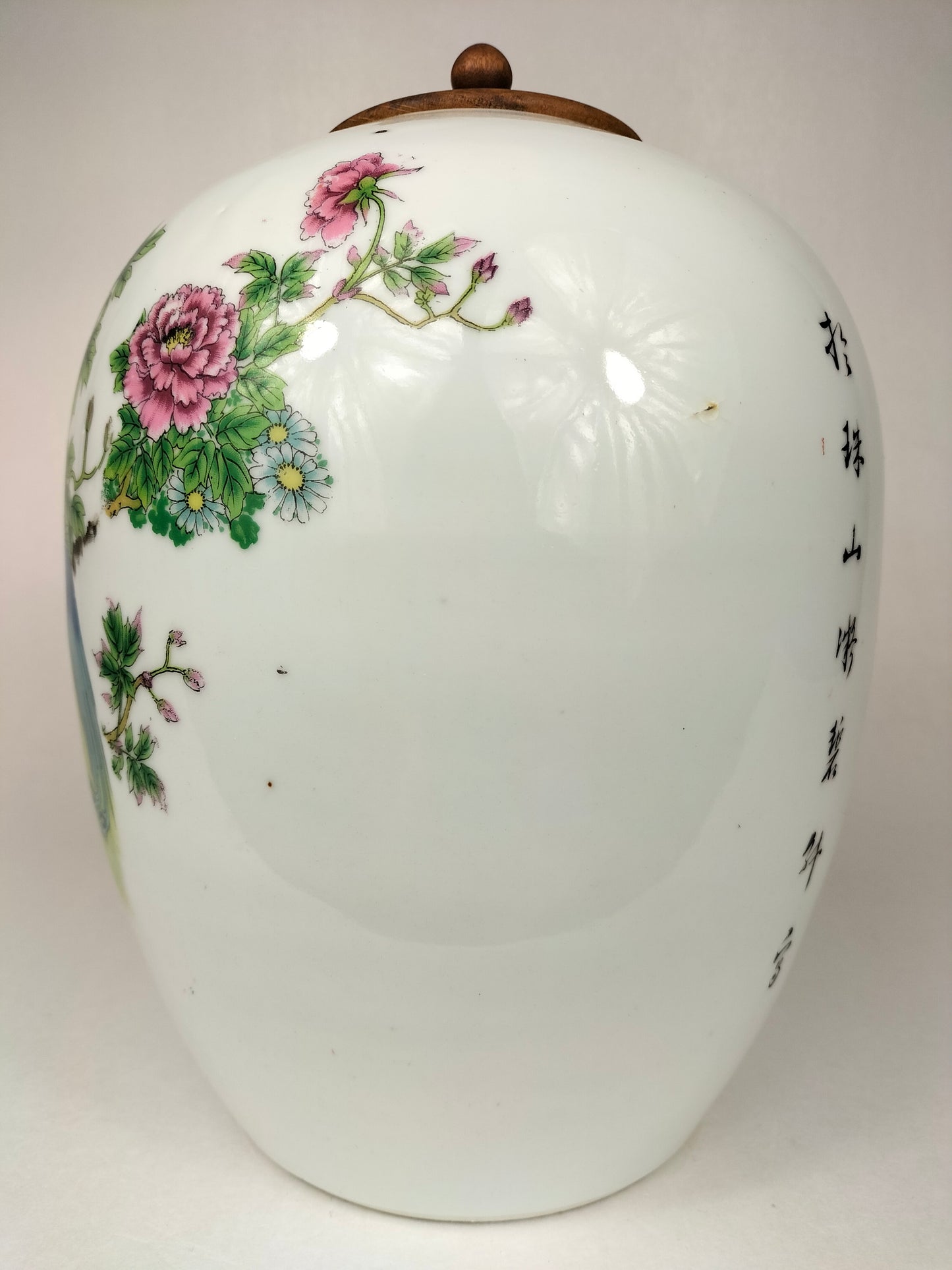 Antique Chinese ginger jar decorated with flowers and bird // Republic Period (1912-1949)