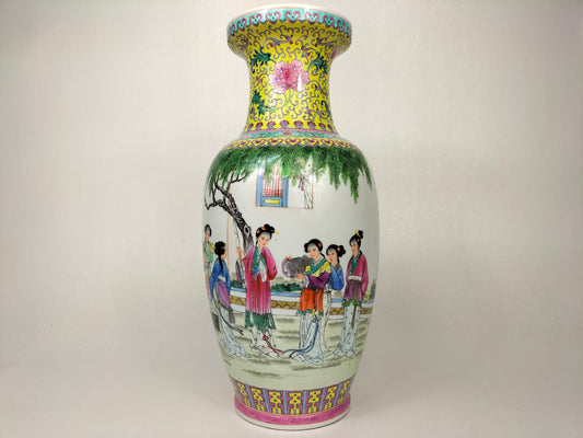花园场景装饰的中国粉彩花瓶 // 景德镇 - 乾隆标记 - 20 世纪