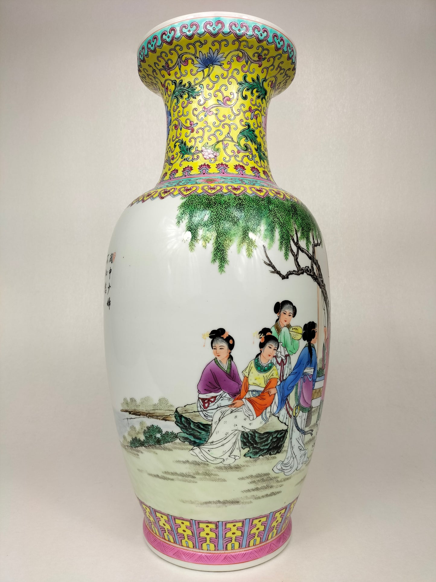 Vase chinois famille rose à décor d'une scène de jardin // Jingdezhen - Marque Qianlong - XXème siècle