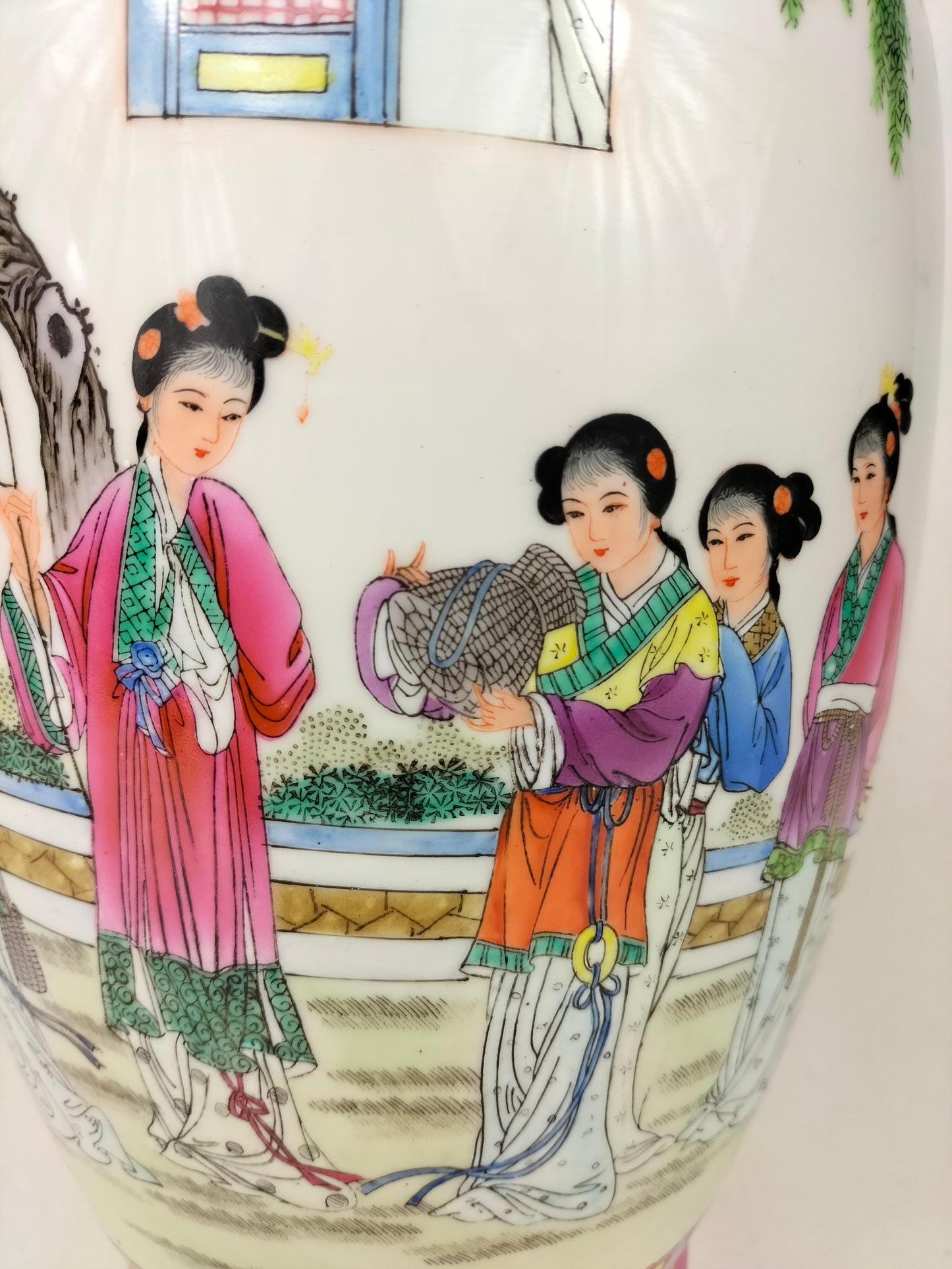 Vase chinois famille rose à décor d'une scène de jardin // Jingdezhen - Marque Qianlong - XXème siècle