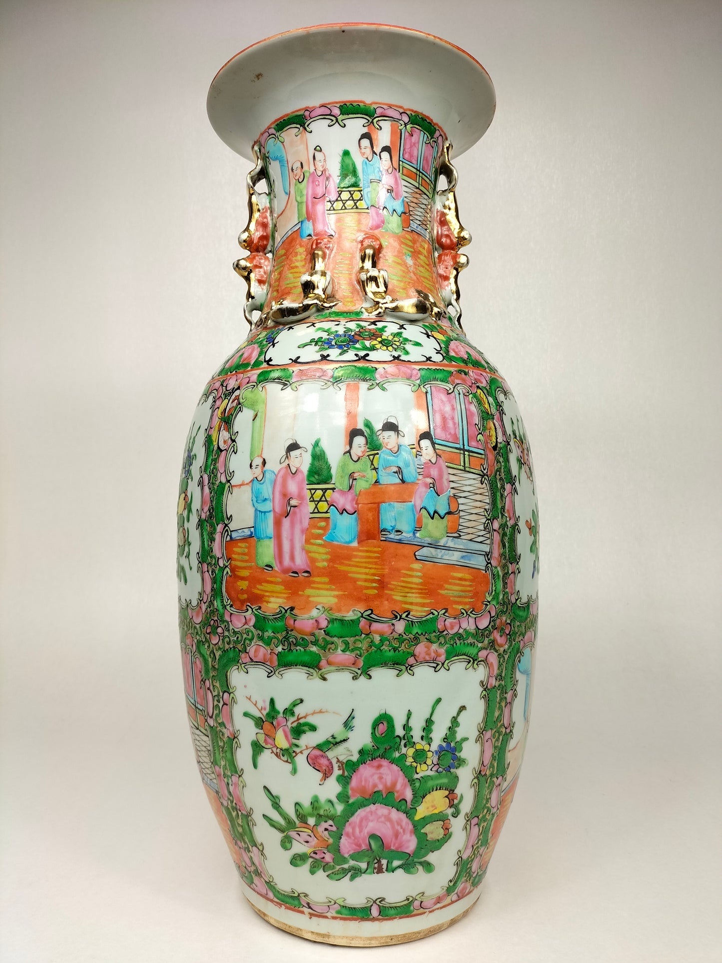 Antigo vaso medalhão de rosa cantão chinesa decorado com figuras e motivos florais // Guangzhou - China - Dinastia Qing - século XIX