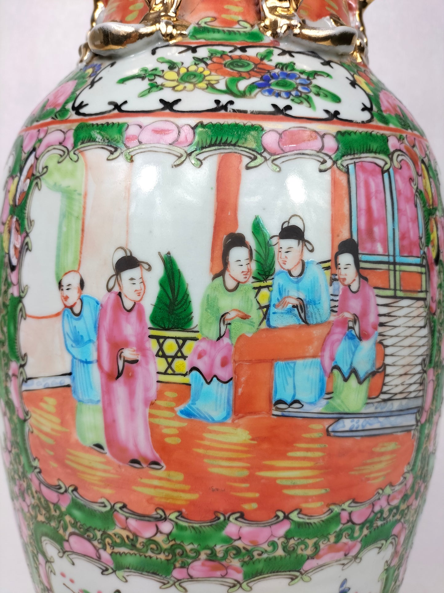 Vase médaillon rose canton chinois antique à décor de personnages et de motifs floraux // Guangzhou - Chine - Dynastie Qing - 19ème siècle