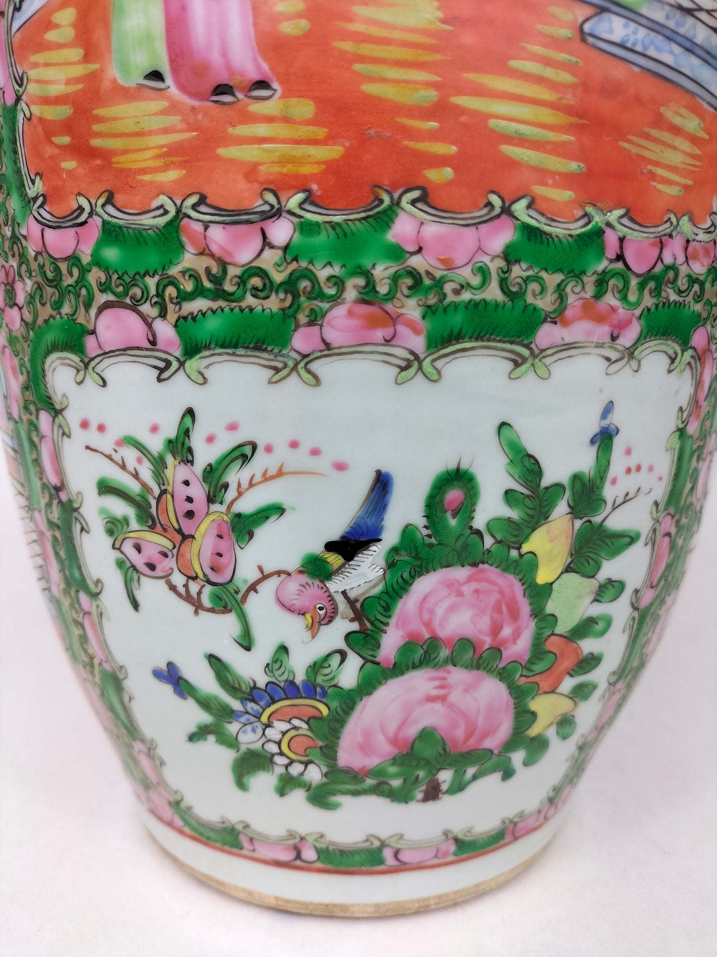 古董中国广州玫瑰徽章花瓶，饰有人物和花卉图案 // 广州 - 中国 - 清朝 - 19 世纪