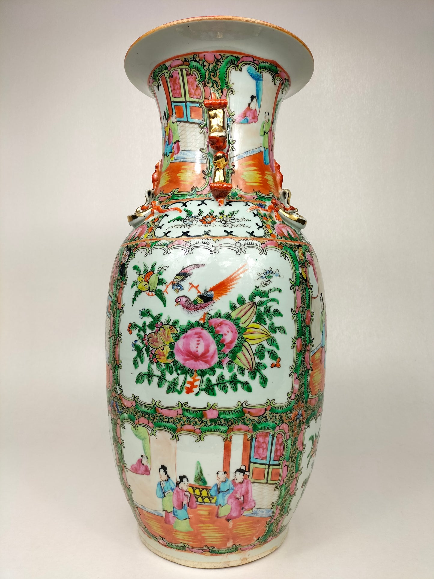 Vase médaillon rose canton chinois antique à décor de personnages et de motifs floraux // Guangzhou - Chine - Dynastie Qing - 19ème siècle
