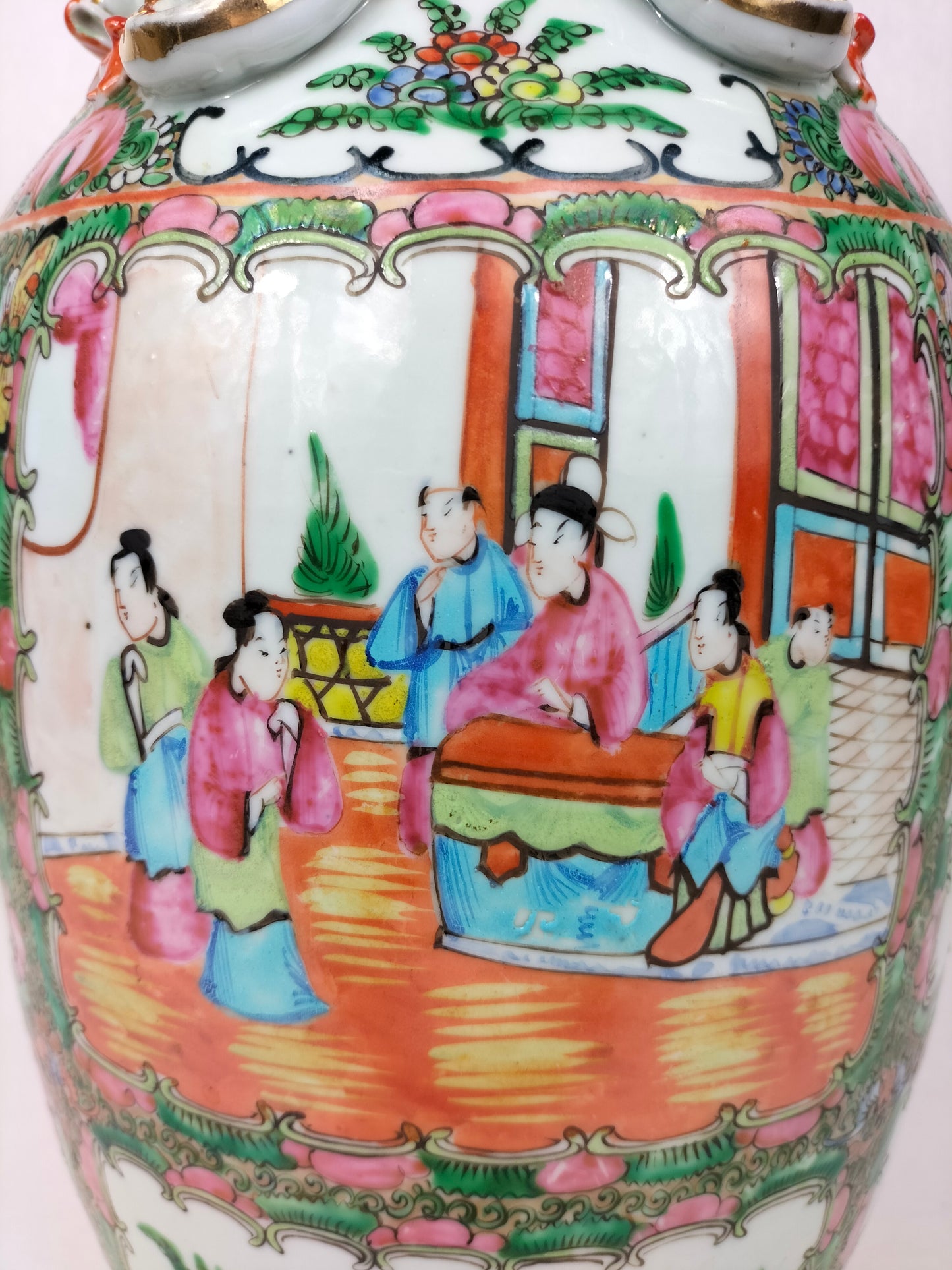 Antigo vaso medalhão de rosa cantão chinesa decorado com figuras e motivos florais // Guangzhou - China - Dinastia Qing - século XIX