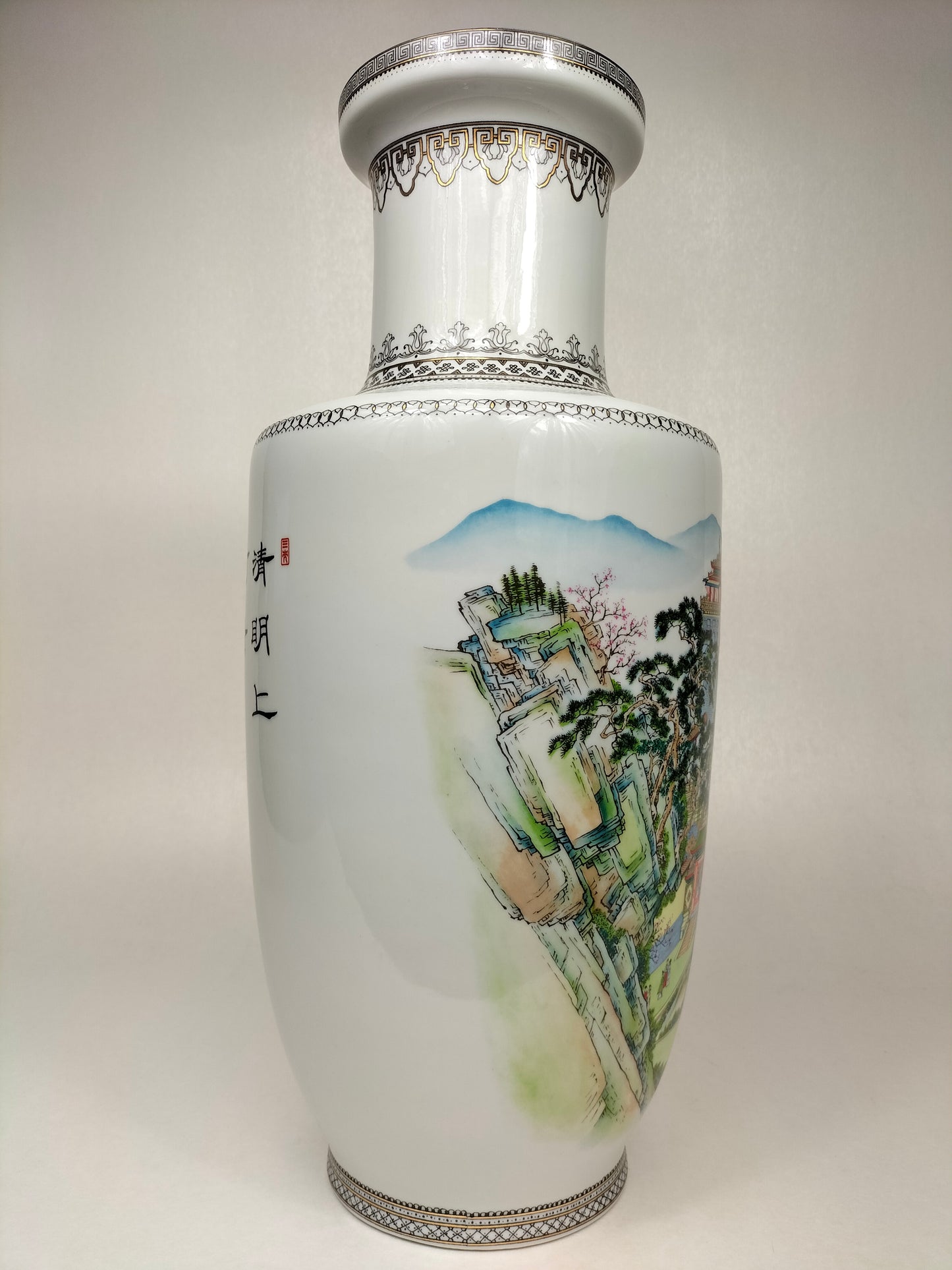مزهرية رولو صينية مزينة بمناظر طبيعية // القرن العشرين