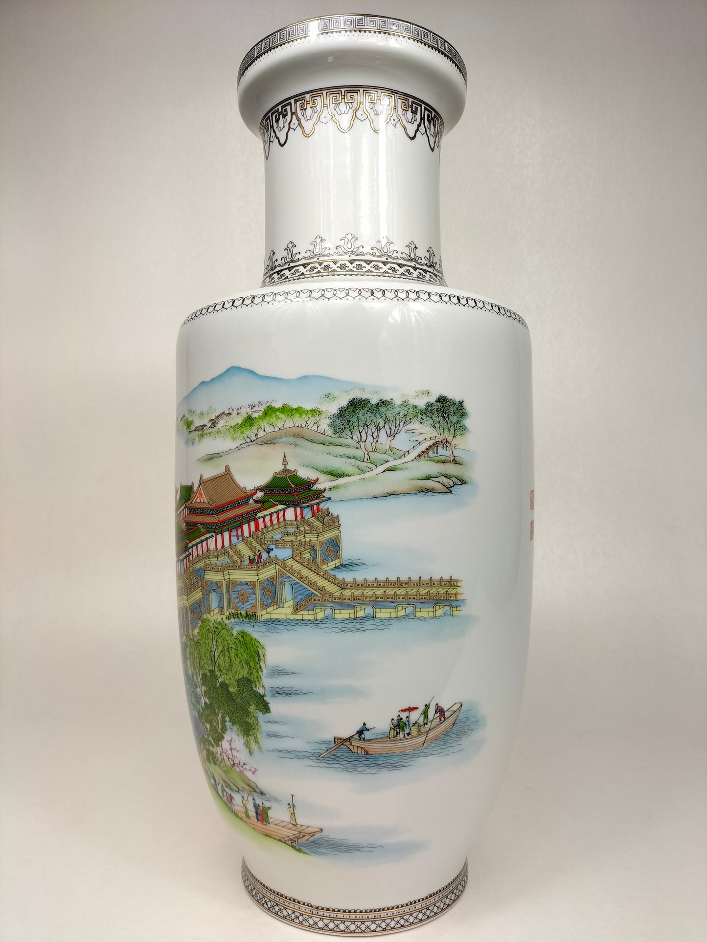 Chinese rouleau vase decorated with a landscape // 20th century