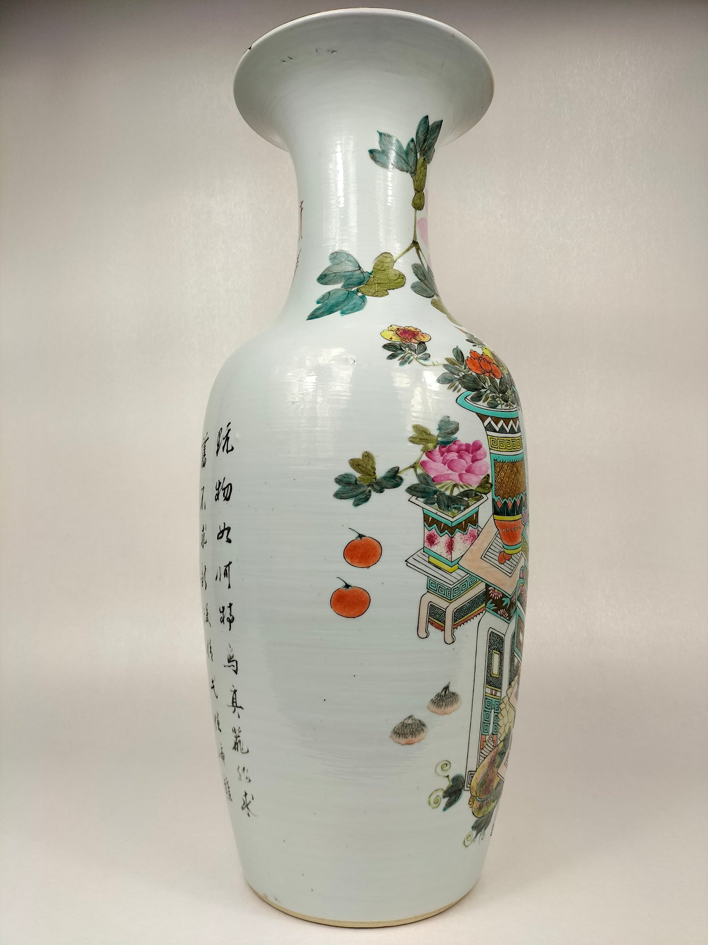 Grand vase antique chinois qianjiang cai décoré d'antiquités // Dynastie Qing - Ca. 1900