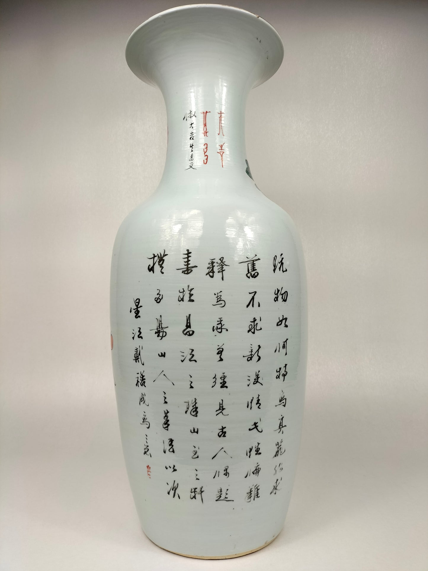 Grand vase antique chinois qianjiang cai décoré d'antiquités // Dynastie Qing - Ca. 1900